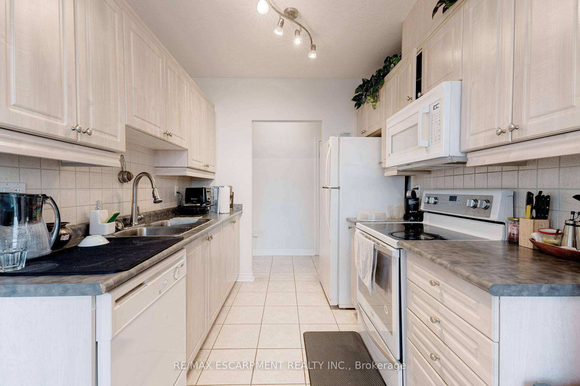 Photo 19 of Unit 904, 1998 Ironstone Drive, Burlington, Uptown — HOMEH
