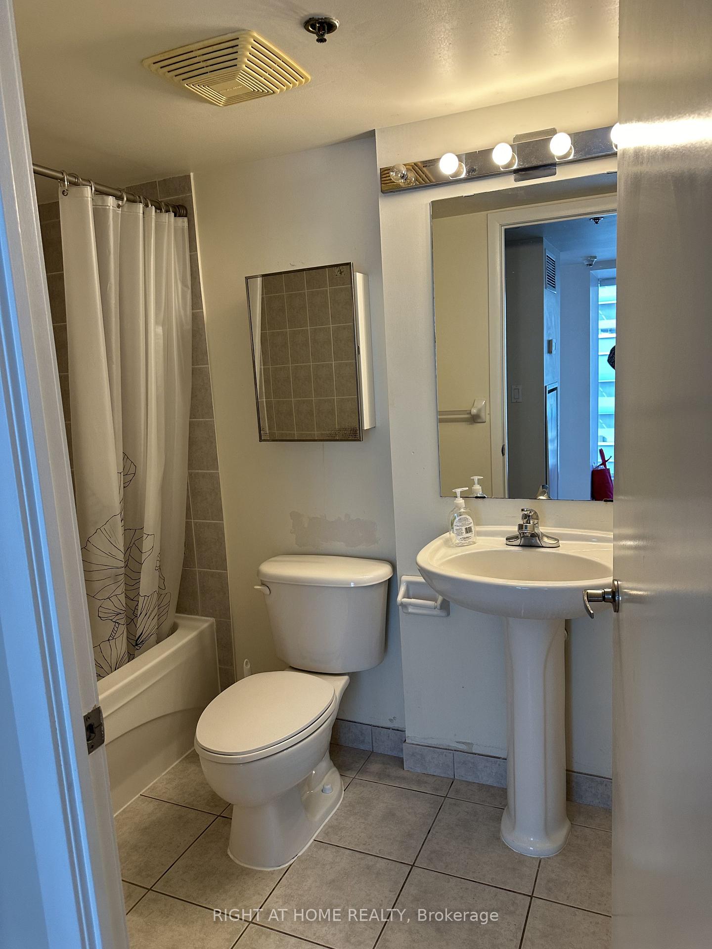 Photo 13 of Unit 914, 210 Victoria Street, Toronto, Church-Yonge Corridor — HOMEH