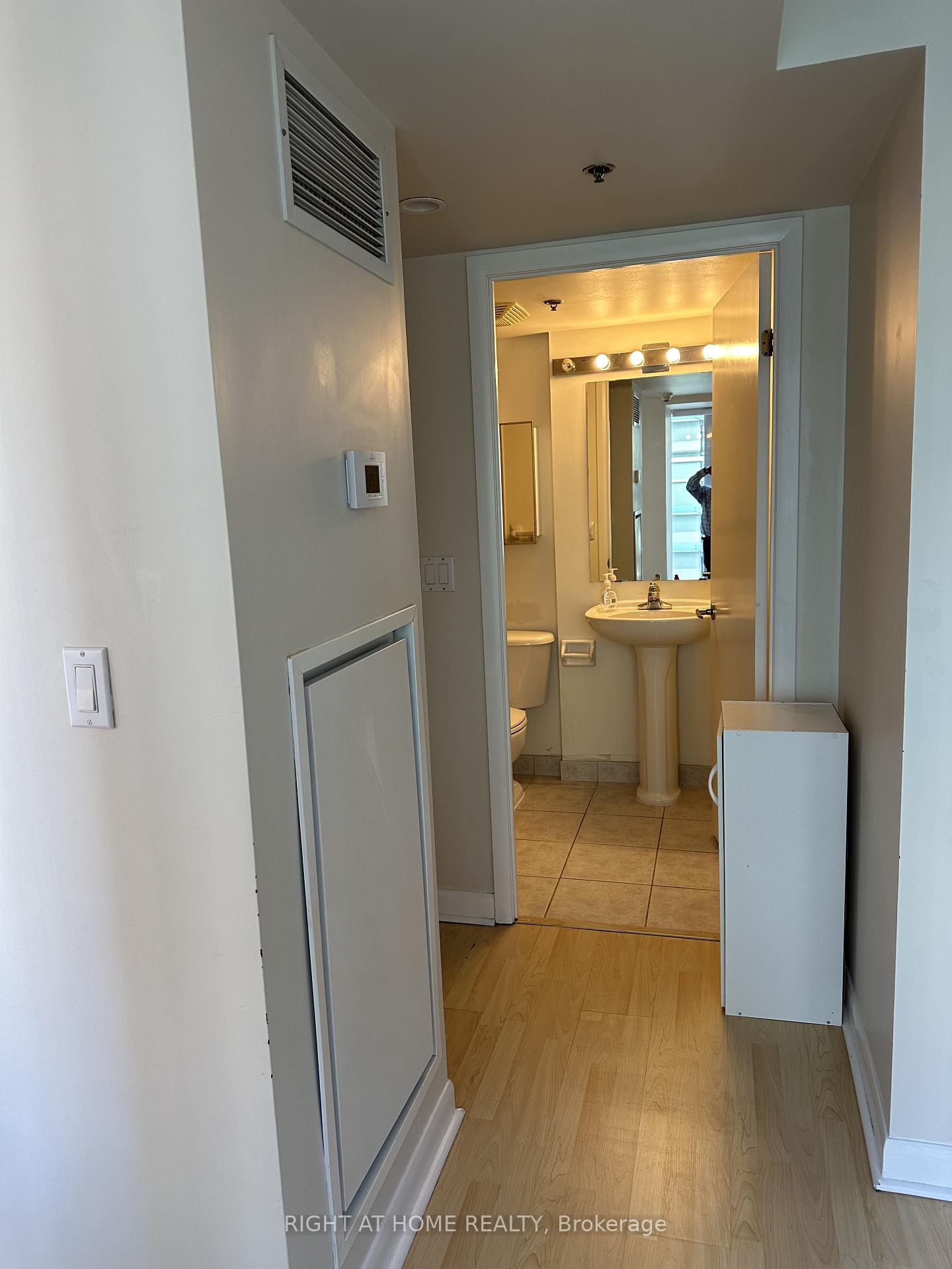 Photo 14 of Unit 914, 210 Victoria Street, Toronto, Church-Yonge Corridor — HOMEH