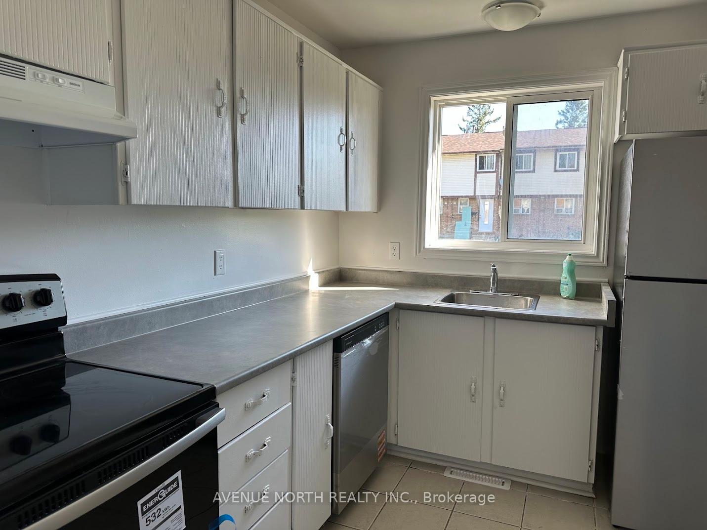 Photo 9 of 1790 Dondale St Street, Ottawa, Pineview — HOMEH