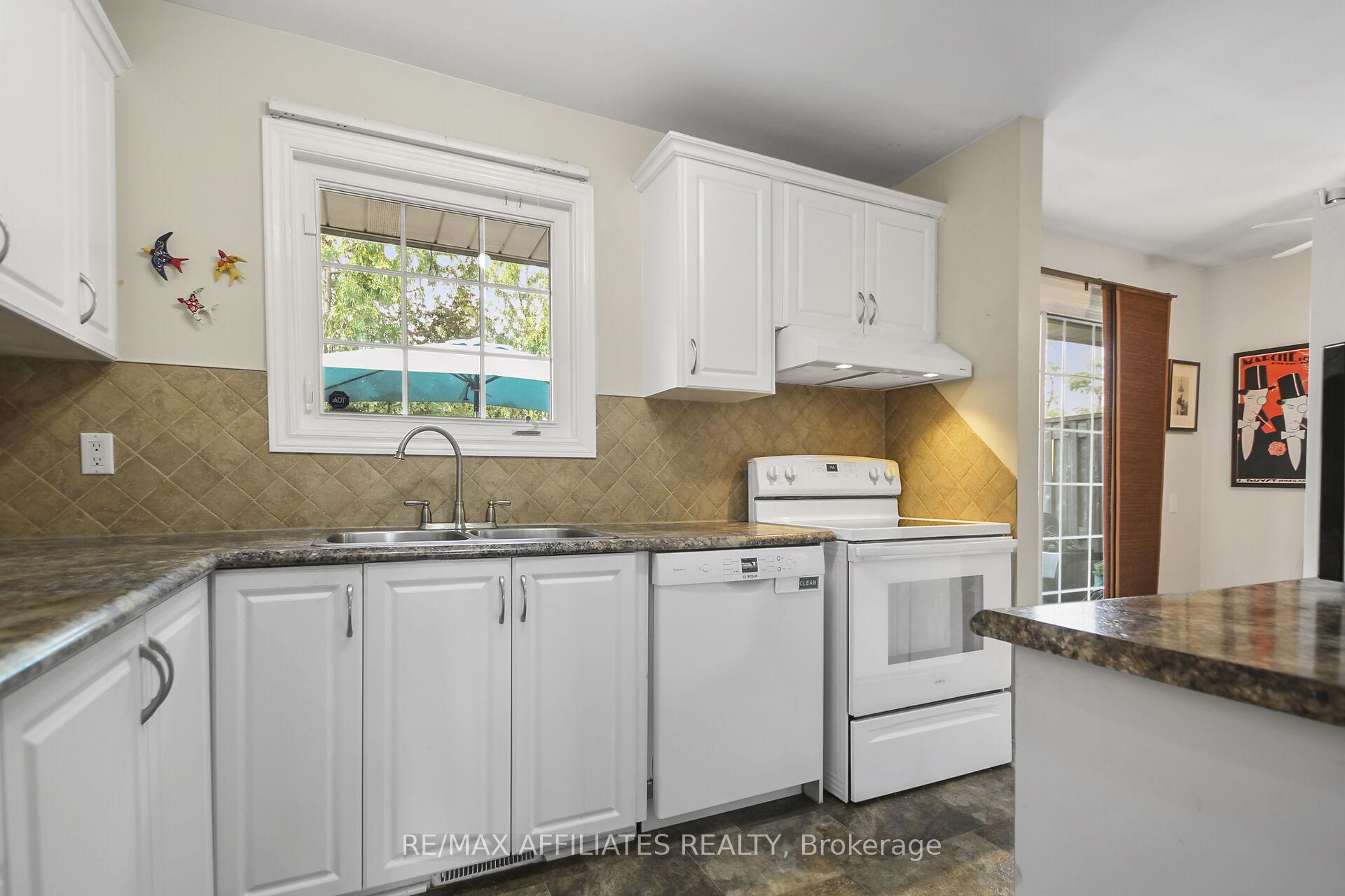 Photo 10 of 1065 Meadowlands Drive, Ottawa, Carleton Square — HOMEH