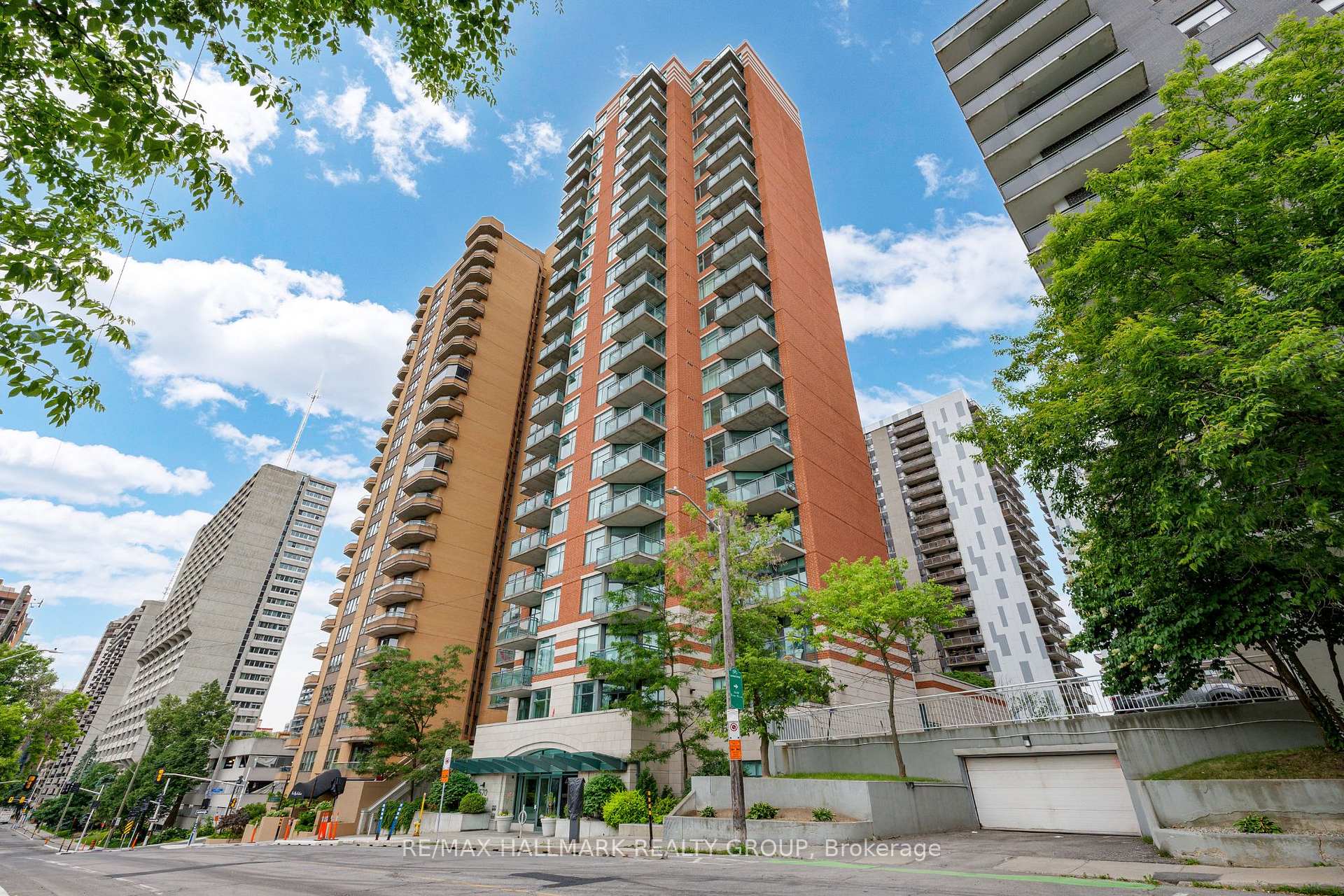 Front of Unit 1604, 570 Laurier Avenue W