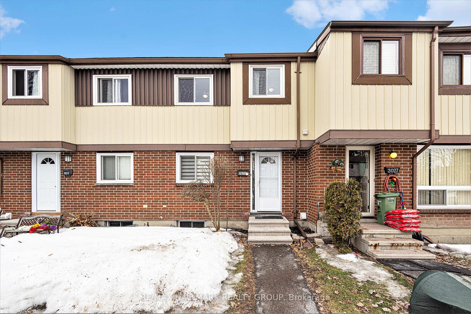 Photo 3 of 2025 Kelden Crescent, Ottawa, Blackburn Hamlet (South) — HOMEH