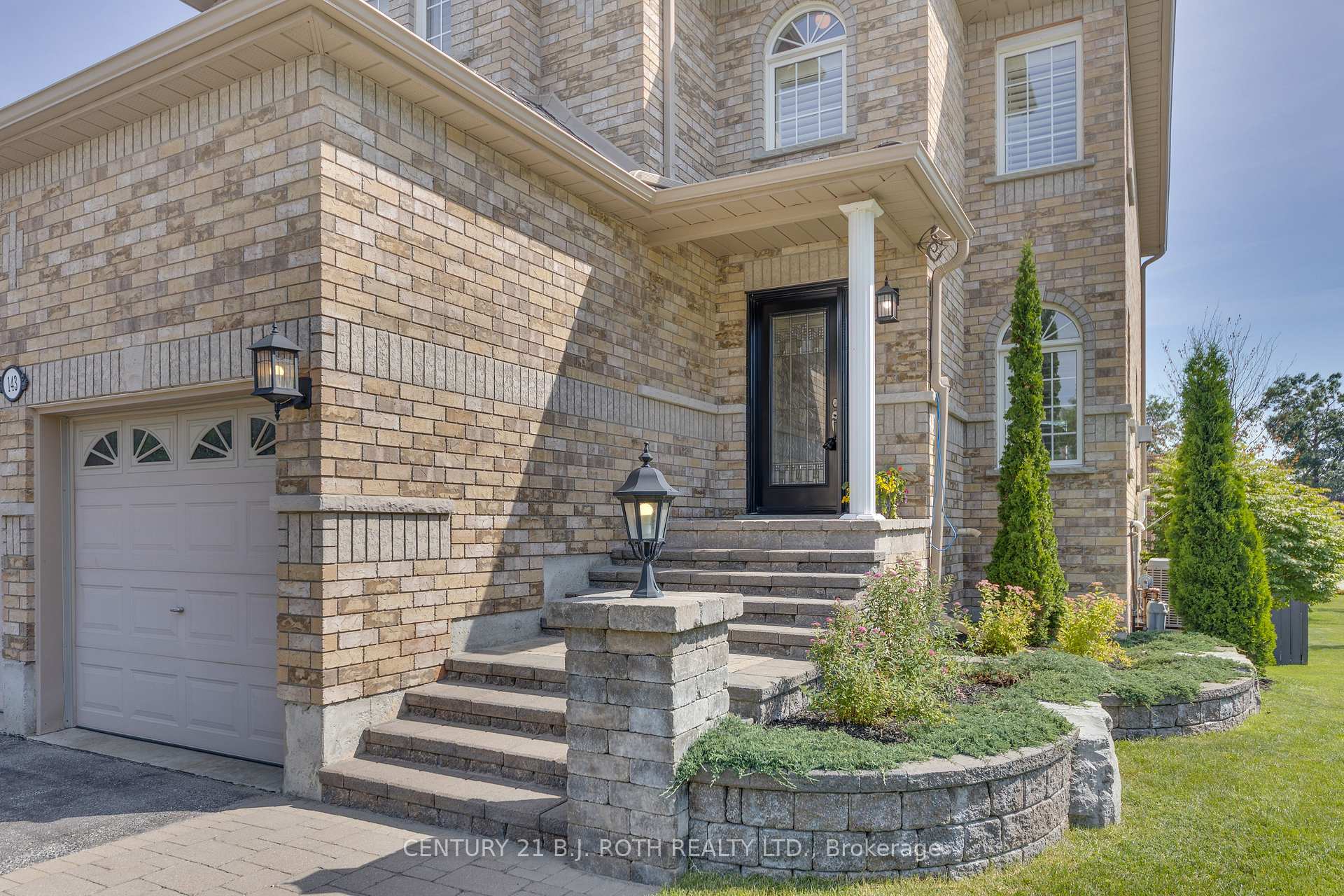 Photo 3 of 143 Crompton Drive, Barrie, Little Lake — HOMEH