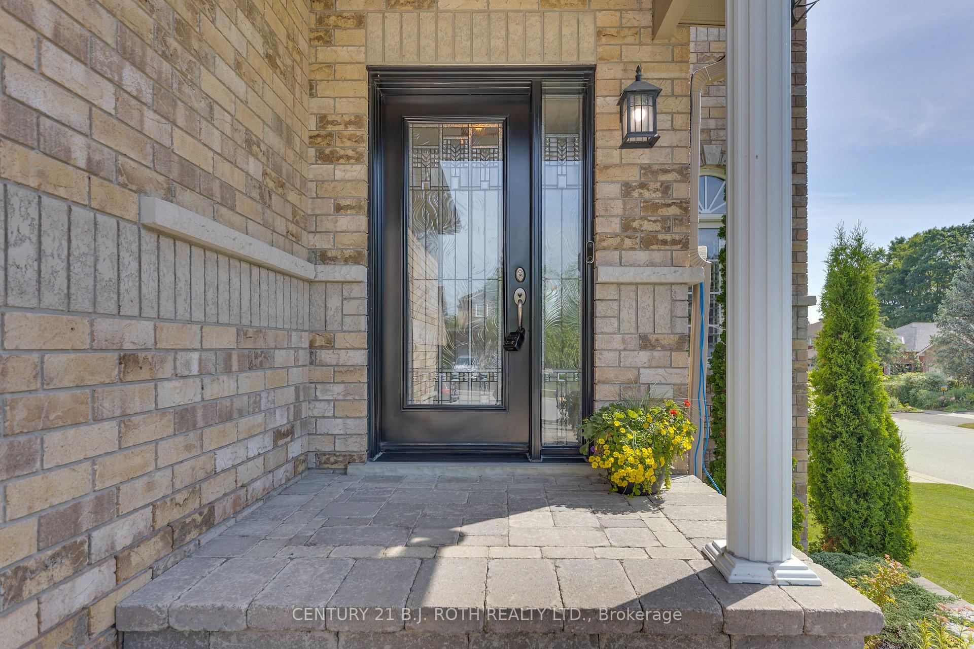 Photo 4 of 143 Crompton Drive, Barrie, Little Lake — HOMEH
