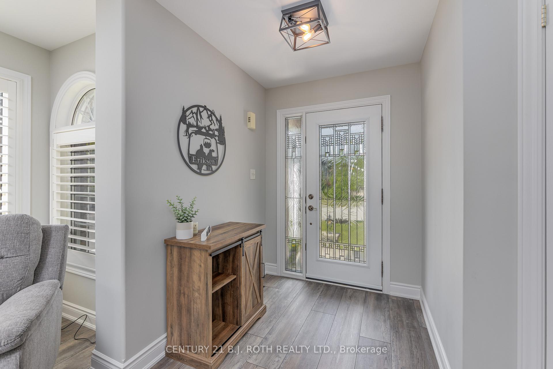 Photo 5 of 143 Crompton Drive, Barrie, Little Lake — HOMEH