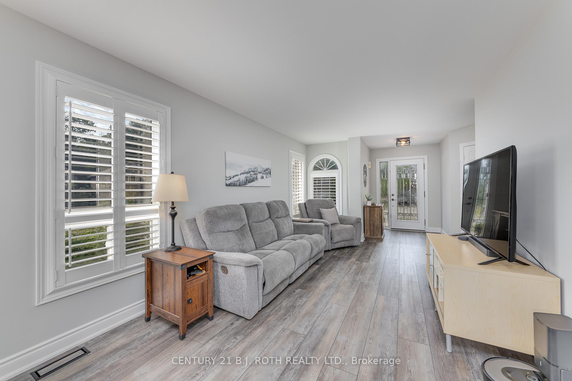 Photo 6 of 143 Crompton Drive, Barrie, Little Lake — HOMEH