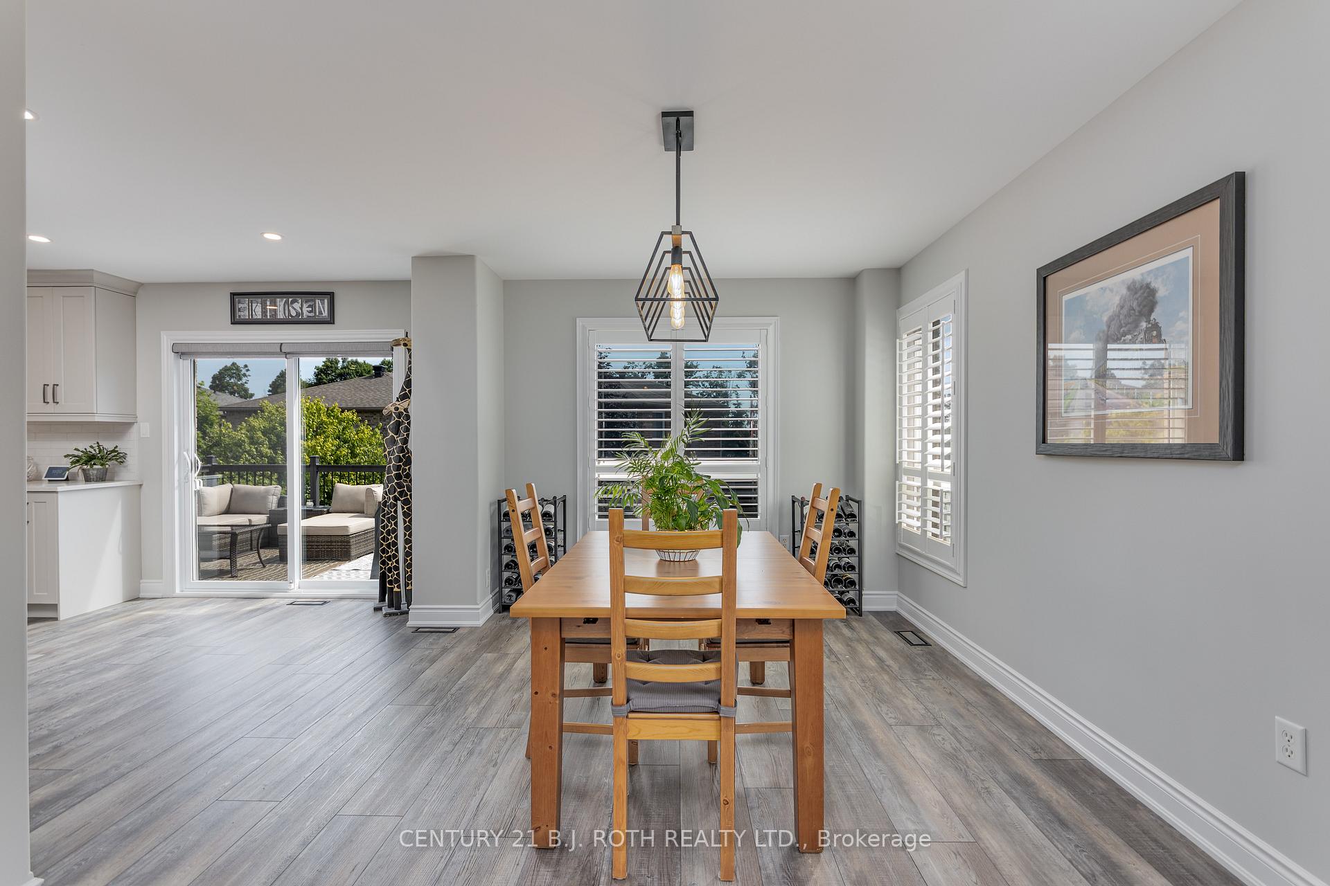 Photo 8 of 143 Crompton Drive, Barrie, Little Lake — HOMEH