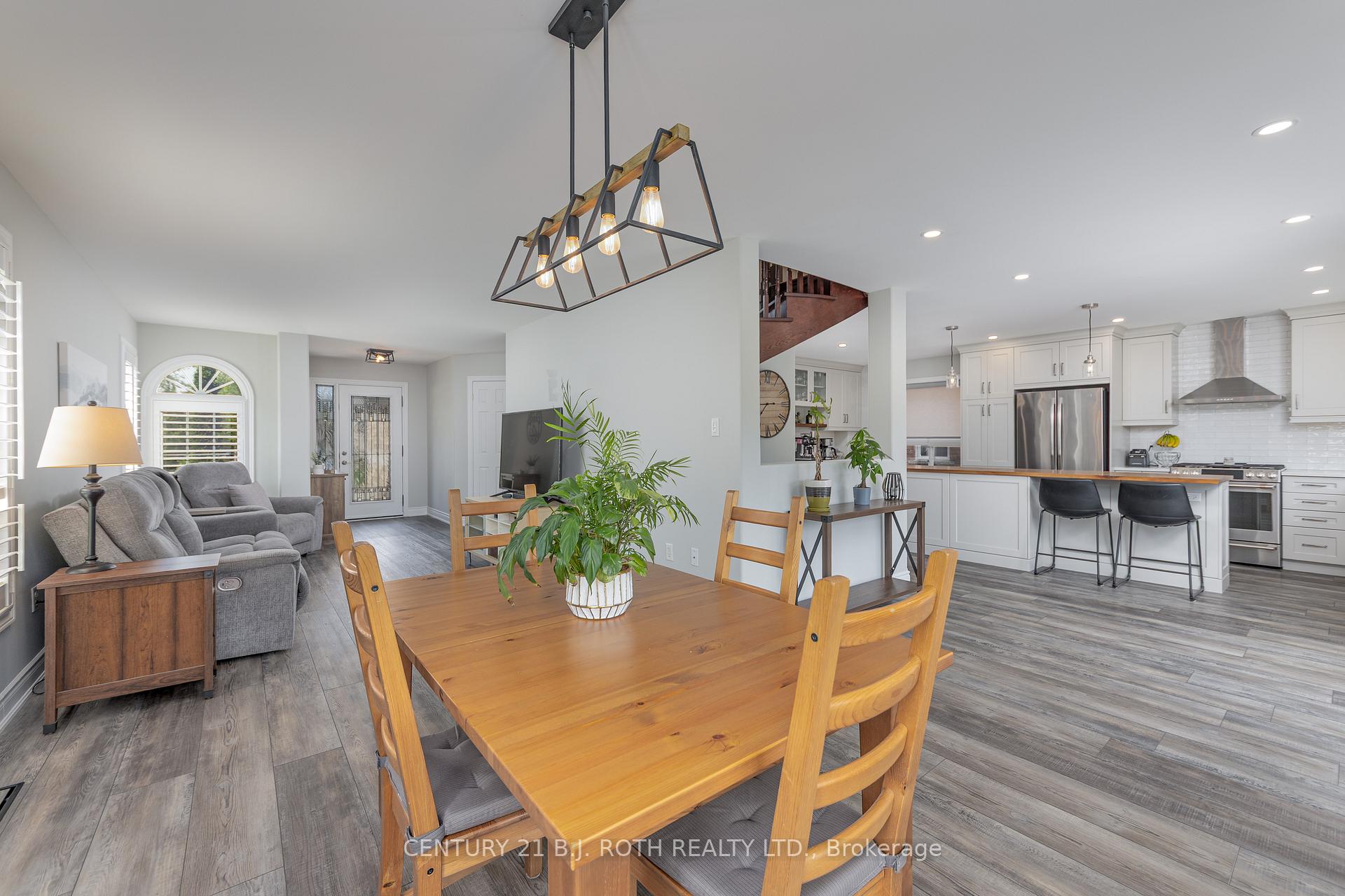 Photo 9 of 143 Crompton Drive, Barrie, Little Lake — HOMEH