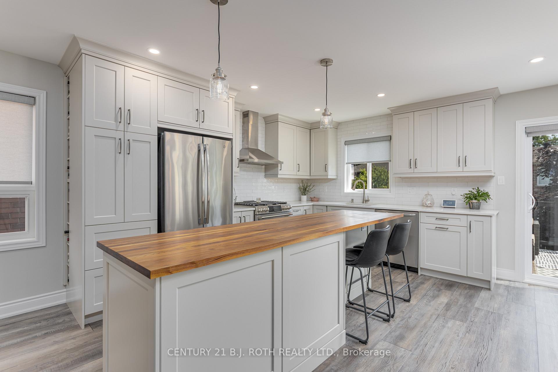 Photo 10 of 143 Crompton Drive, Barrie, Little Lake — HOMEH