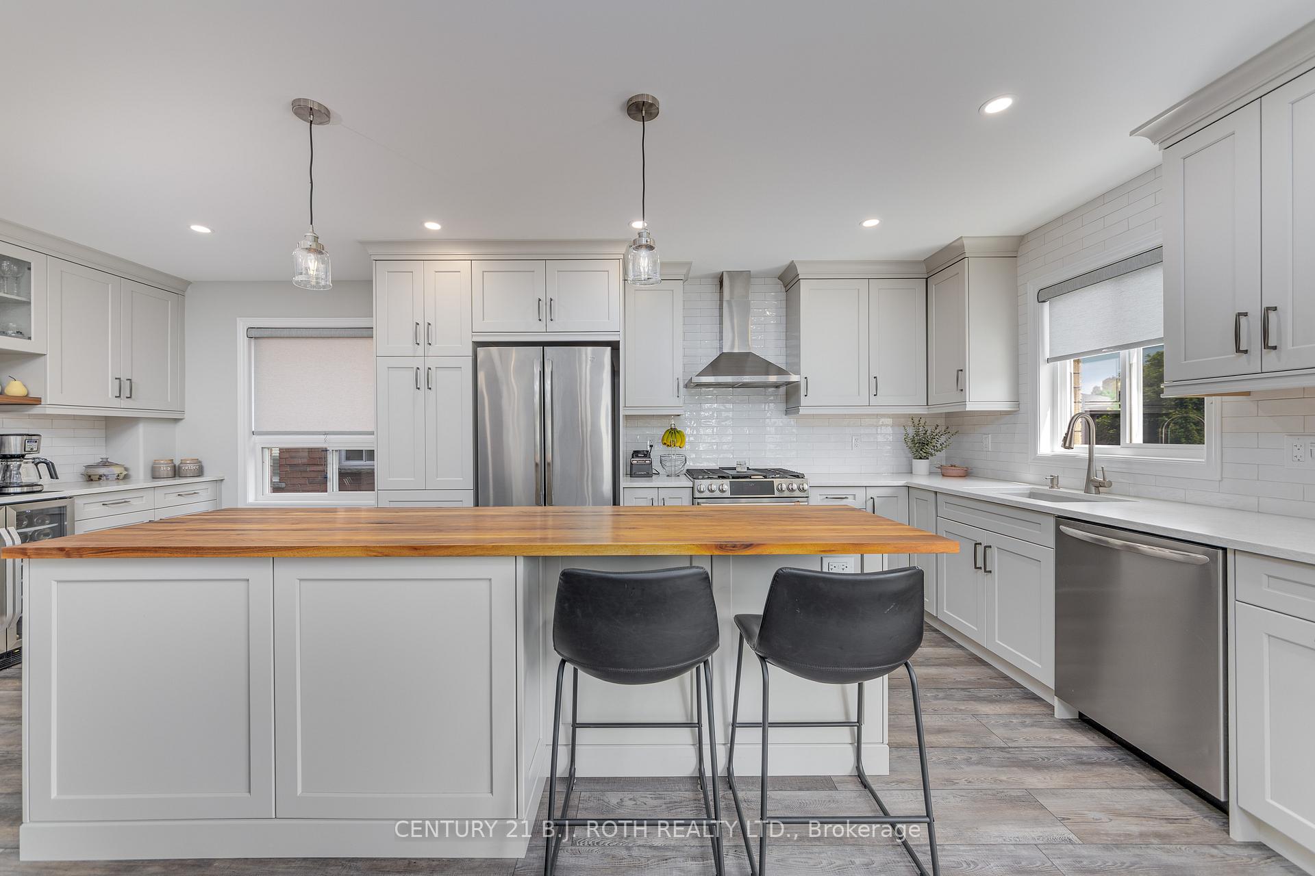 Photo 11 of 143 Crompton Drive, Barrie, Little Lake — HOMEH