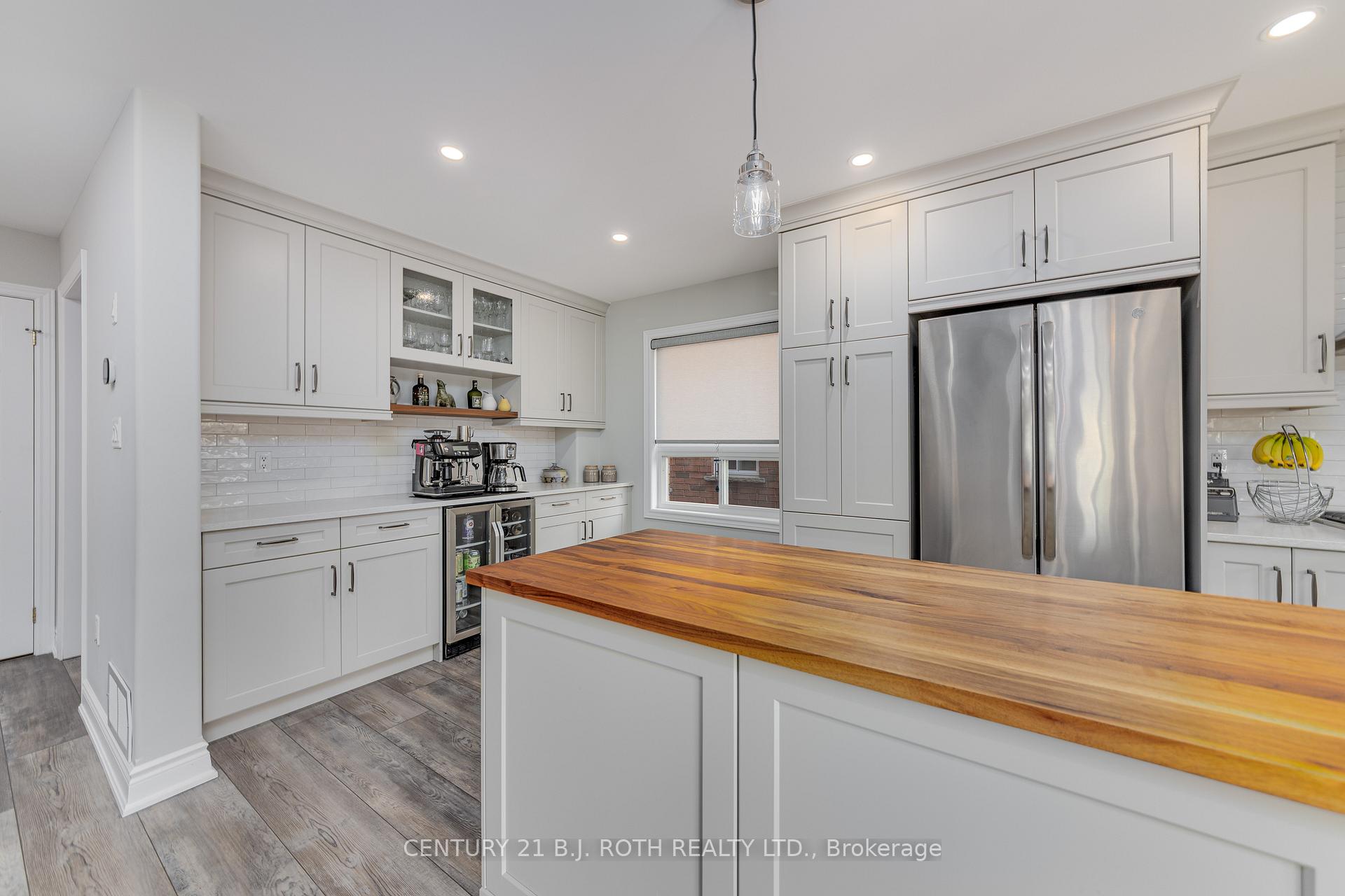 Photo 12 of 143 Crompton Drive, Barrie, Little Lake — HOMEH