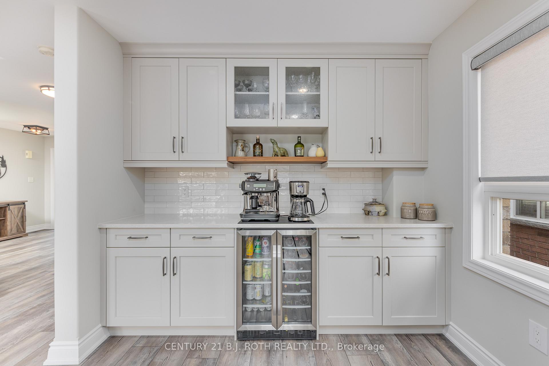 Photo 13 of 143 Crompton Drive, Barrie, Little Lake — HOMEH