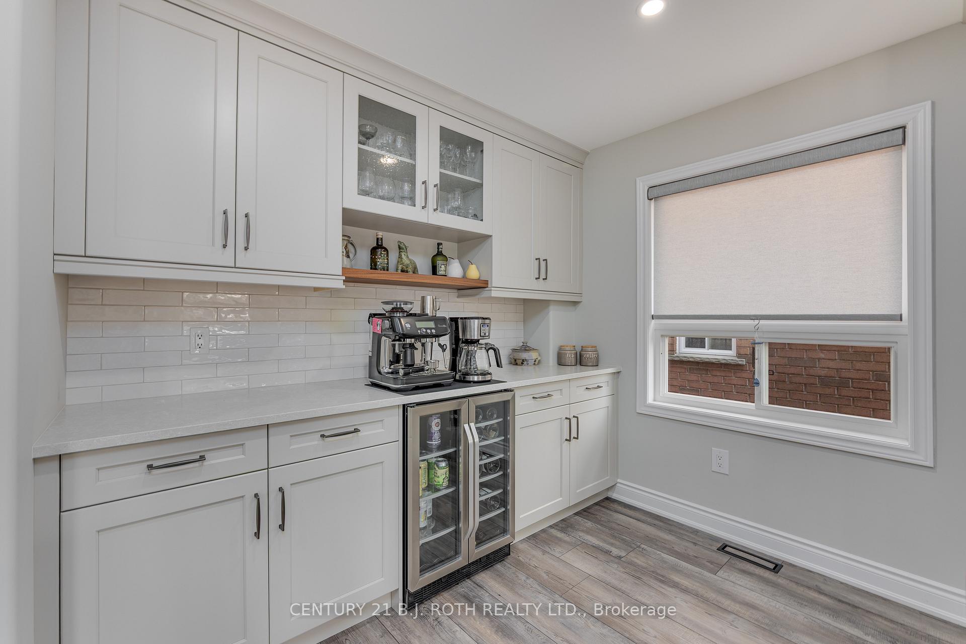 Photo 14 of 143 Crompton Drive, Barrie, Little Lake — HOMEH
