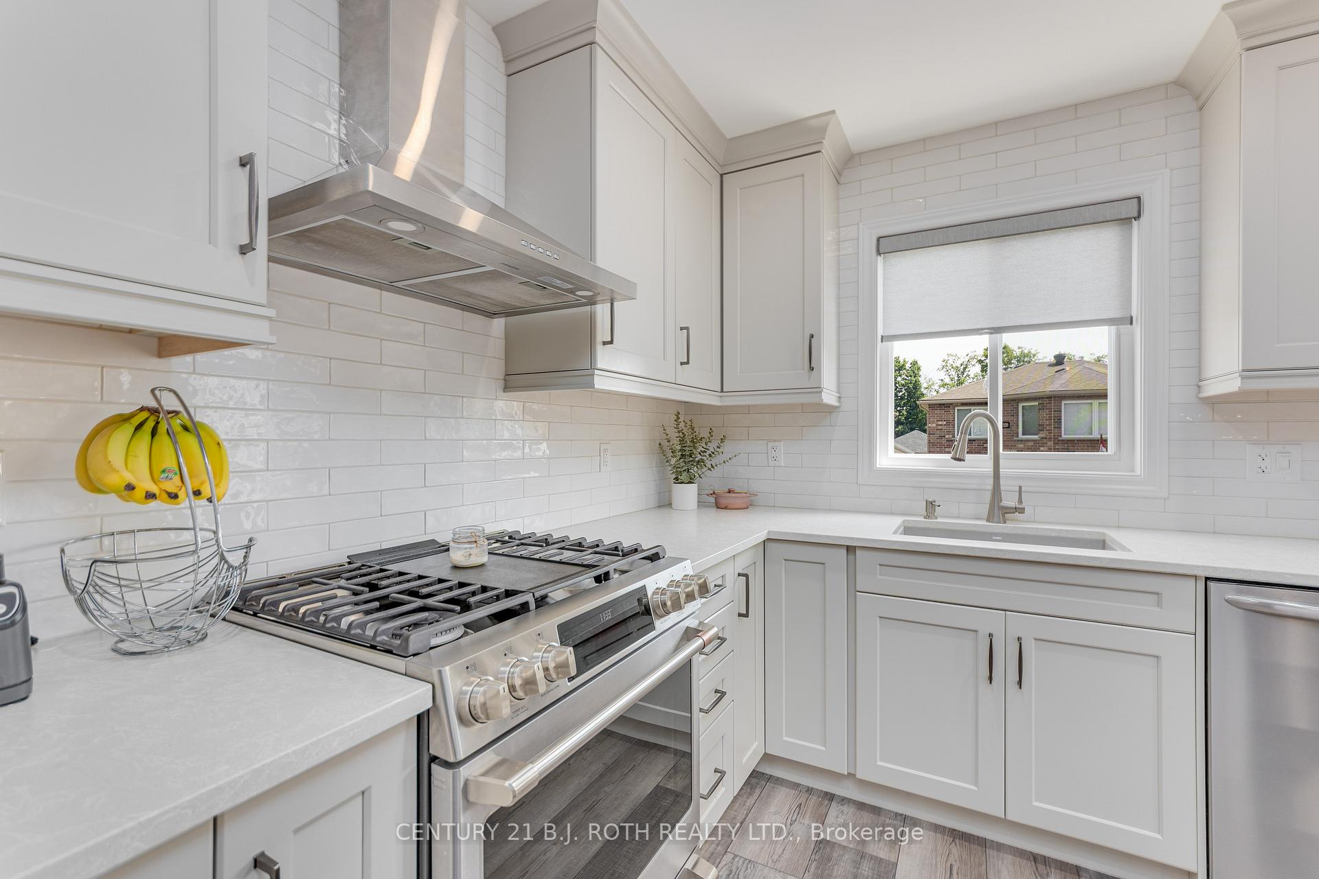 Photo 15 of 143 Crompton Drive, Barrie, Little Lake — HOMEH