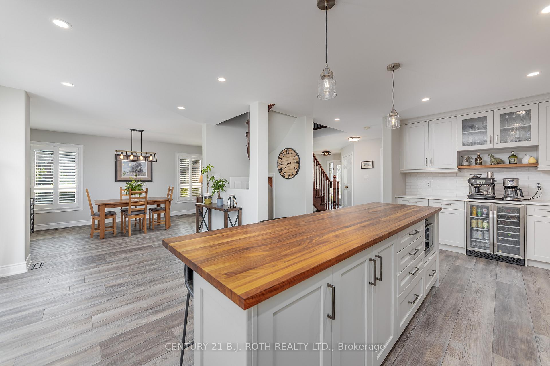 Photo 16 of 143 Crompton Drive, Barrie, Little Lake — HOMEH