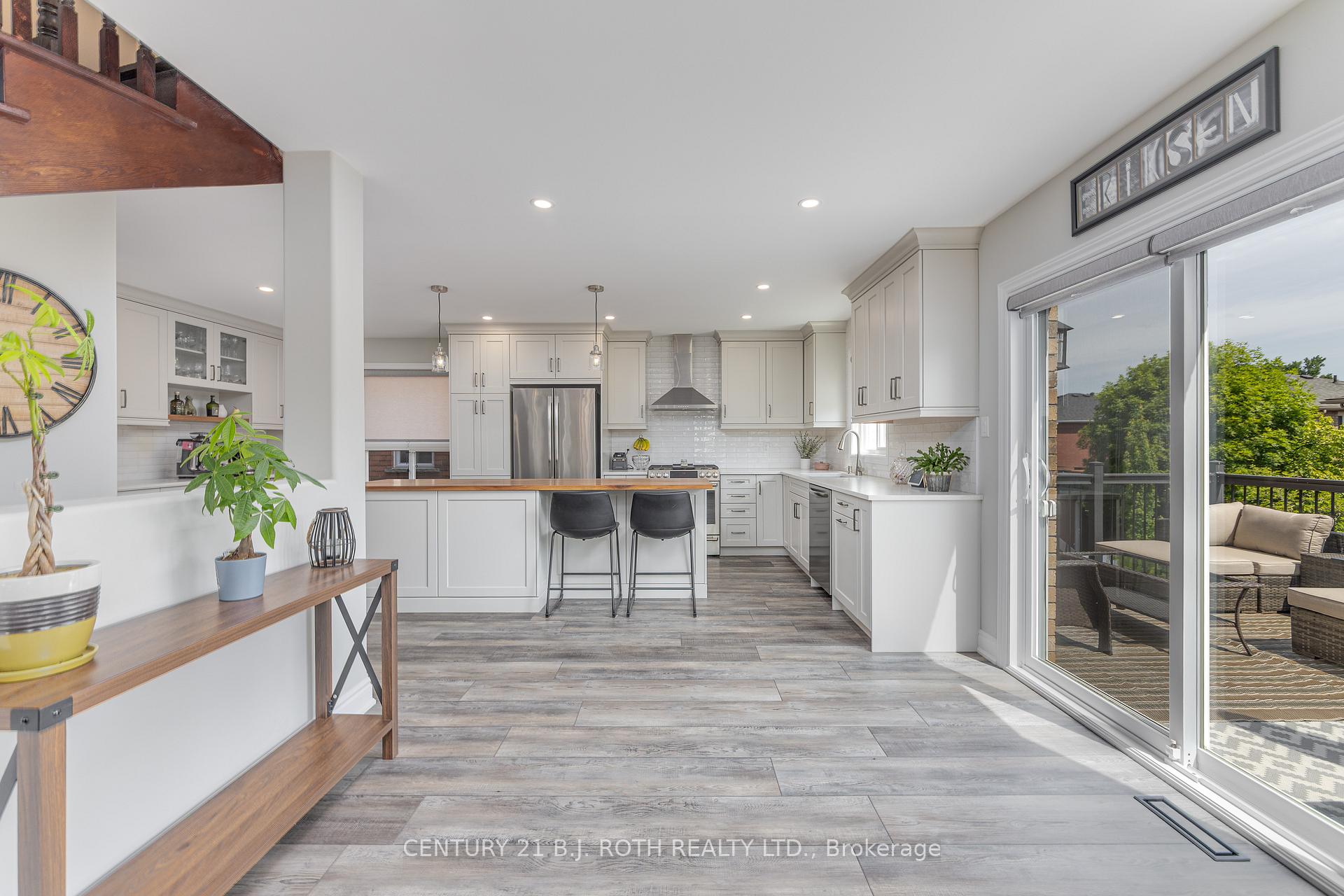 Photo 17 of 143 Crompton Drive, Barrie, Little Lake — HOMEH