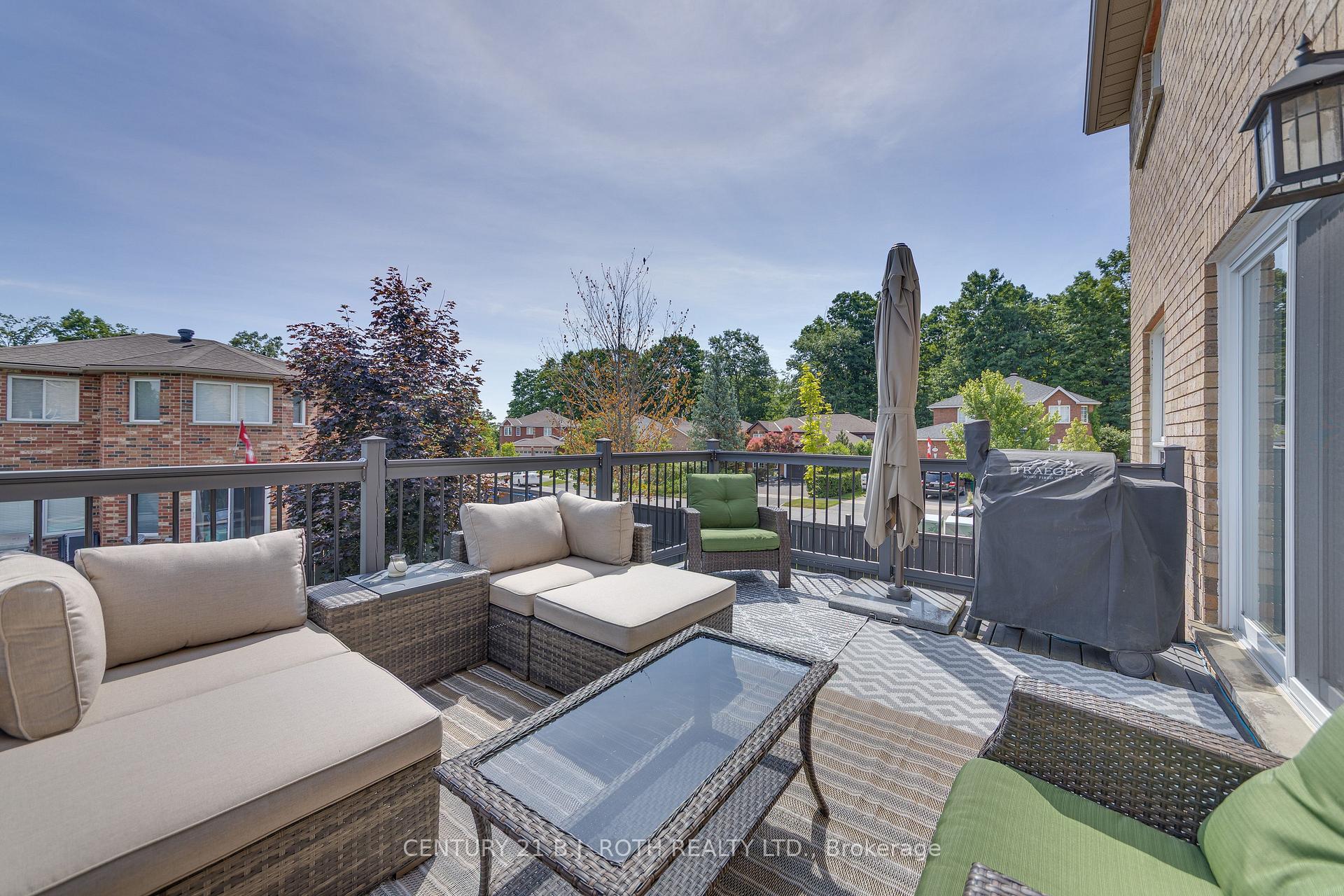 Photo 18 of 143 Crompton Drive, Barrie, Little Lake — HOMEH