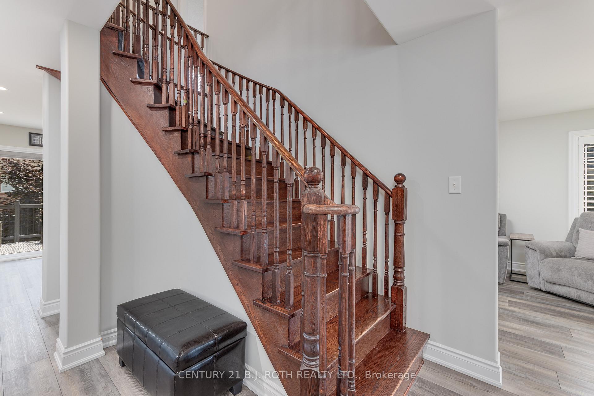 Photo 23 of 143 Crompton Drive, Barrie, Little Lake — HOMEH