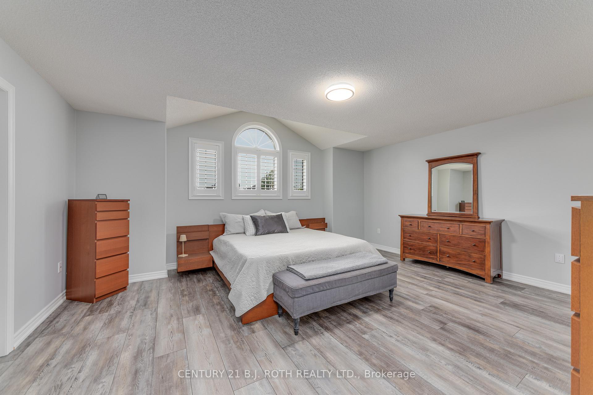 Photo 25 of 143 Crompton Drive, Barrie, Little Lake — HOMEH
