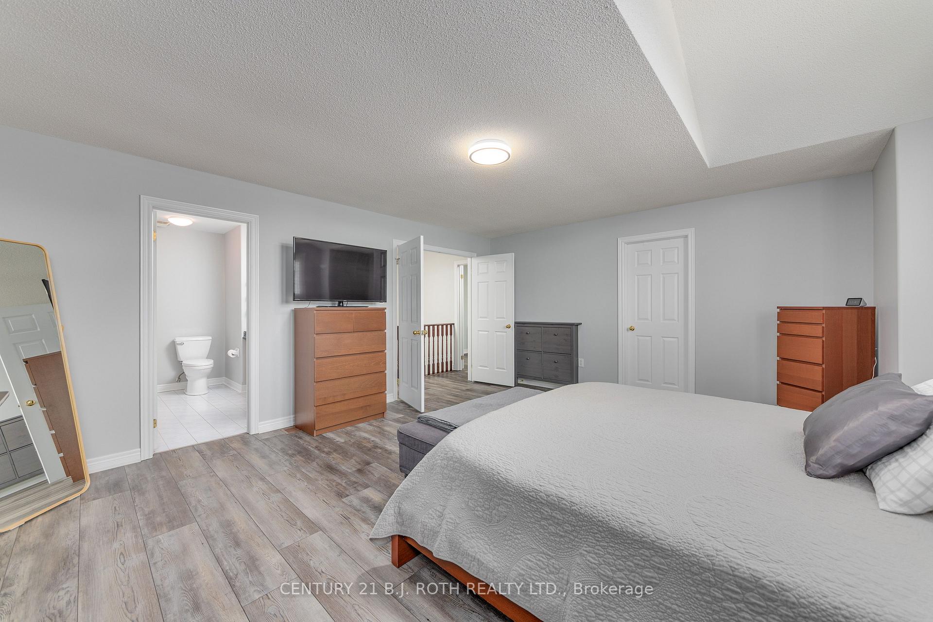 Photo 26 of 143 Crompton Drive, Barrie, Little Lake — HOMEH