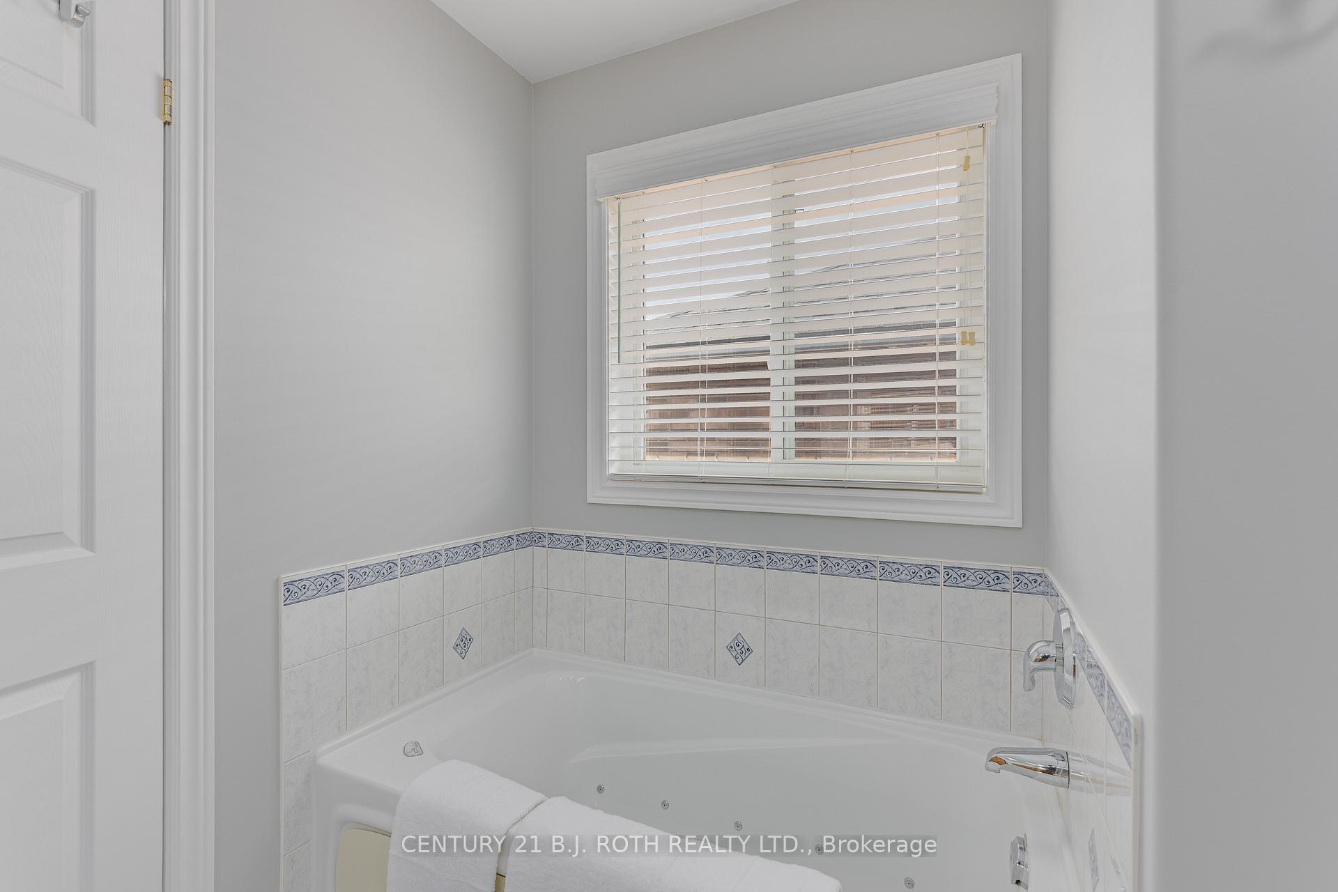 Photo 29 of 143 Crompton Drive, Barrie, Little Lake — HOMEH