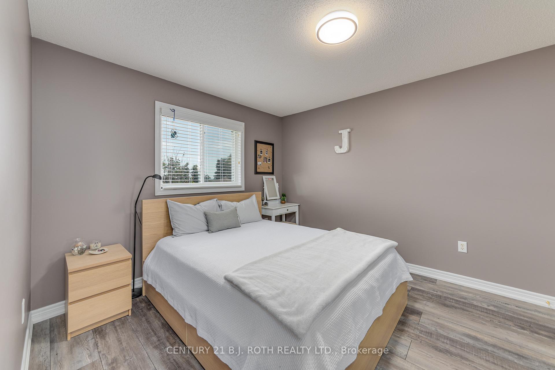 Photo 30 of 143 Crompton Drive, Barrie, Little Lake — HOMEH