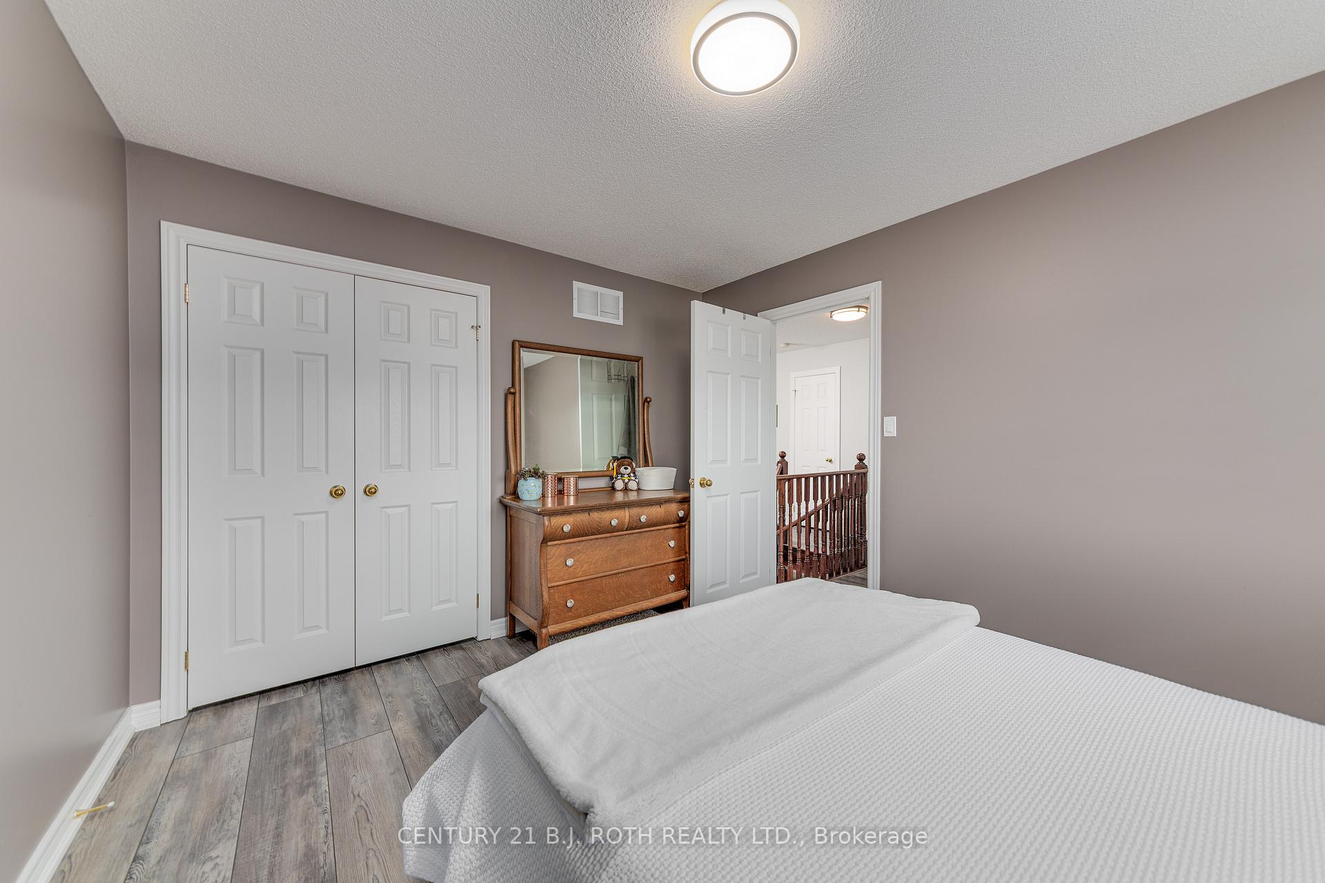 Photo 31 of 143 Crompton Drive, Barrie, Little Lake — HOMEH