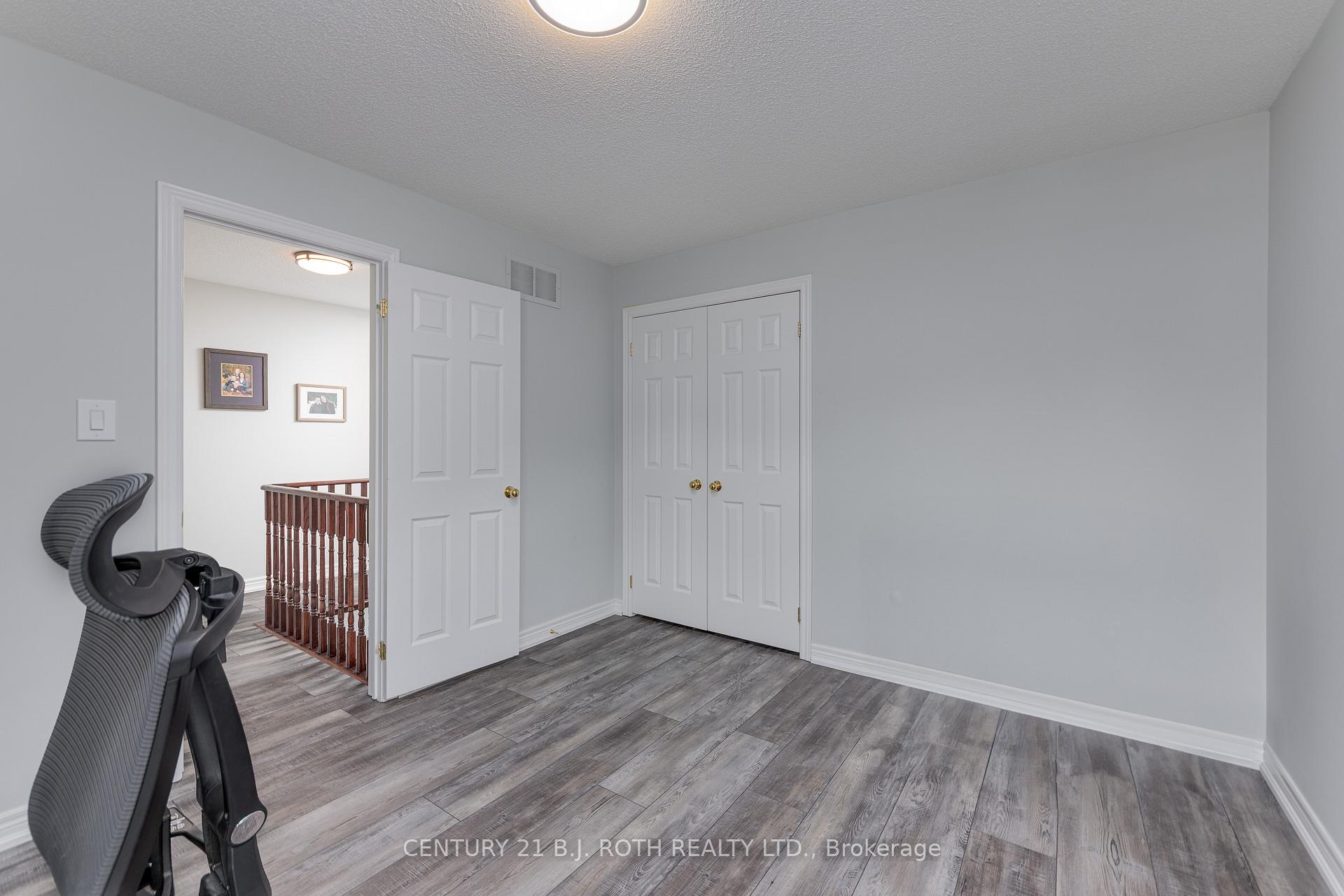 Photo 33 of 143 Crompton Drive, Barrie, Little Lake — HOMEH