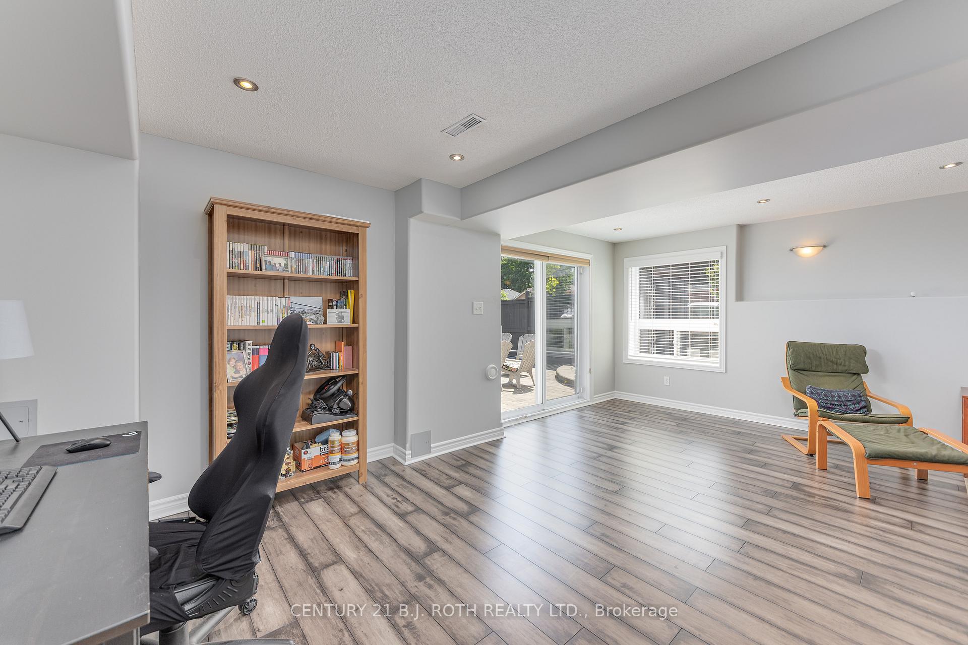 Photo 37 of 143 Crompton Drive, Barrie, Little Lake — HOMEH