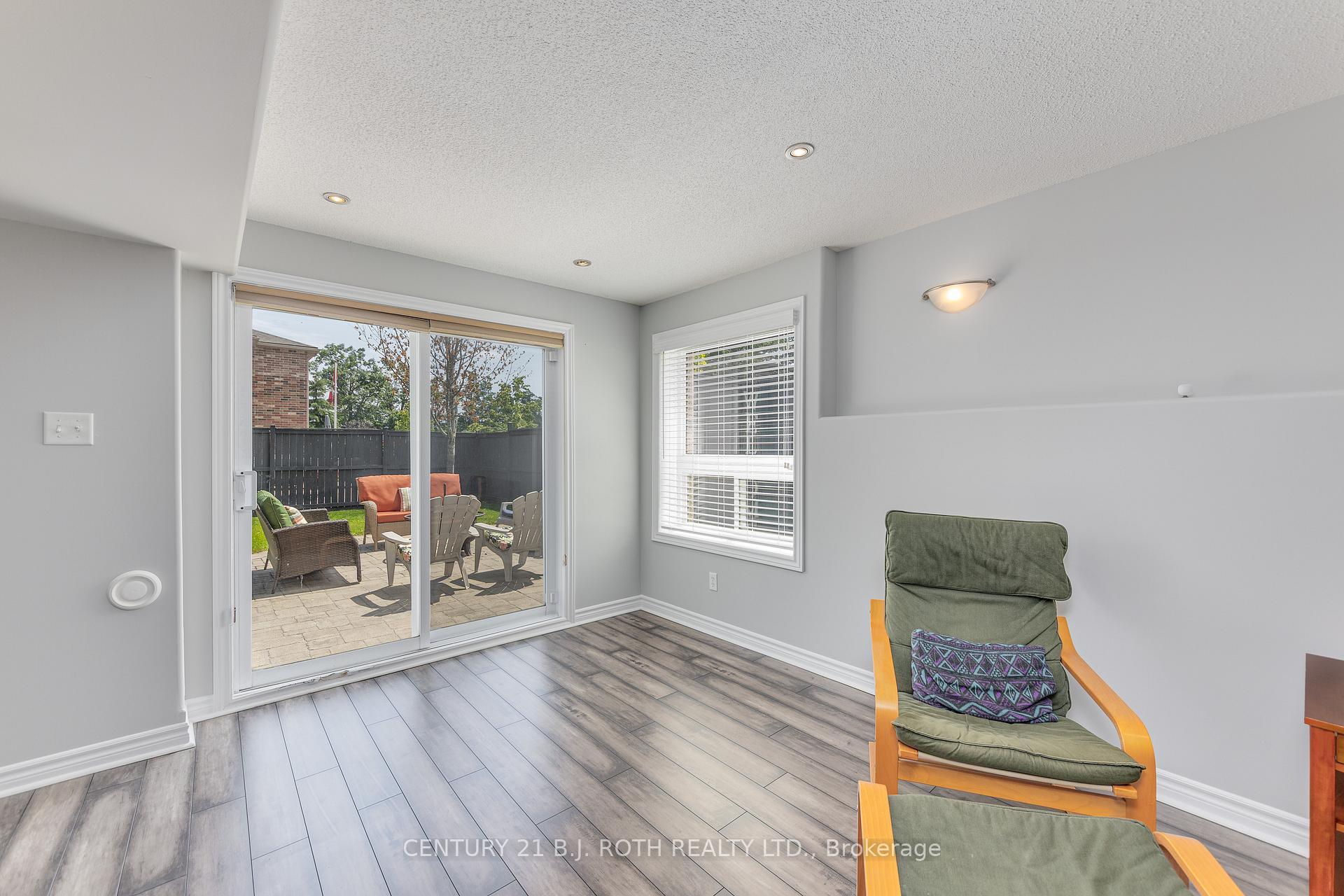 Photo 38 of 143 Crompton Drive, Barrie, Little Lake — HOMEH