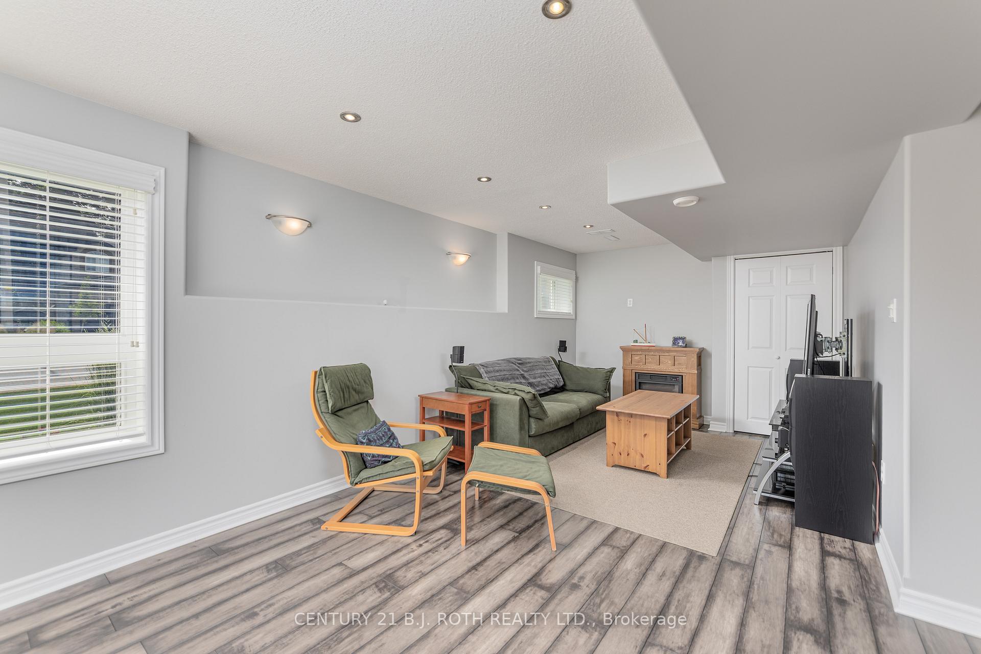 Photo 39 of 143 Crompton Drive, Barrie, Little Lake — HOMEH