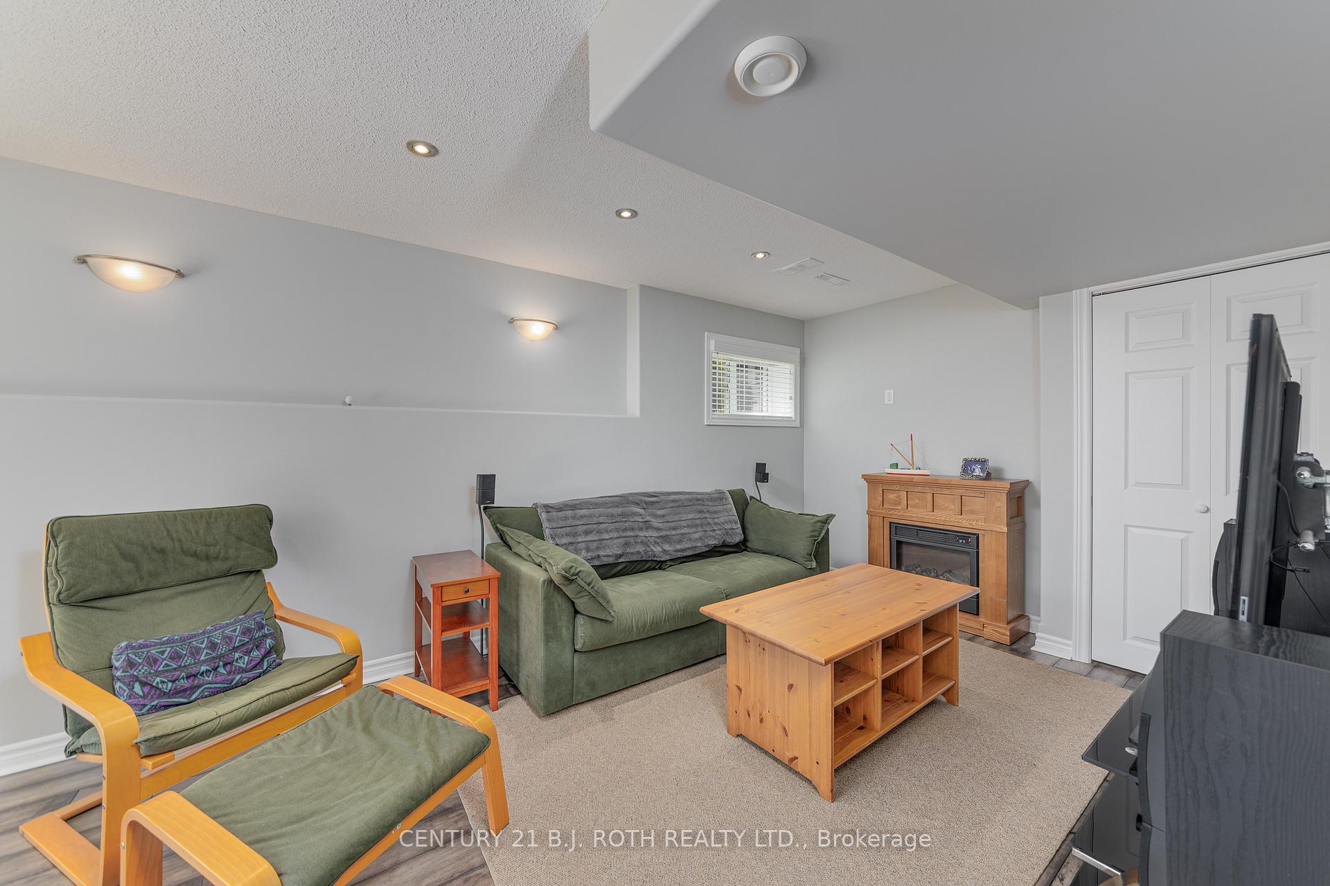Photo 40 of 143 Crompton Drive, Barrie, Little Lake — HOMEH