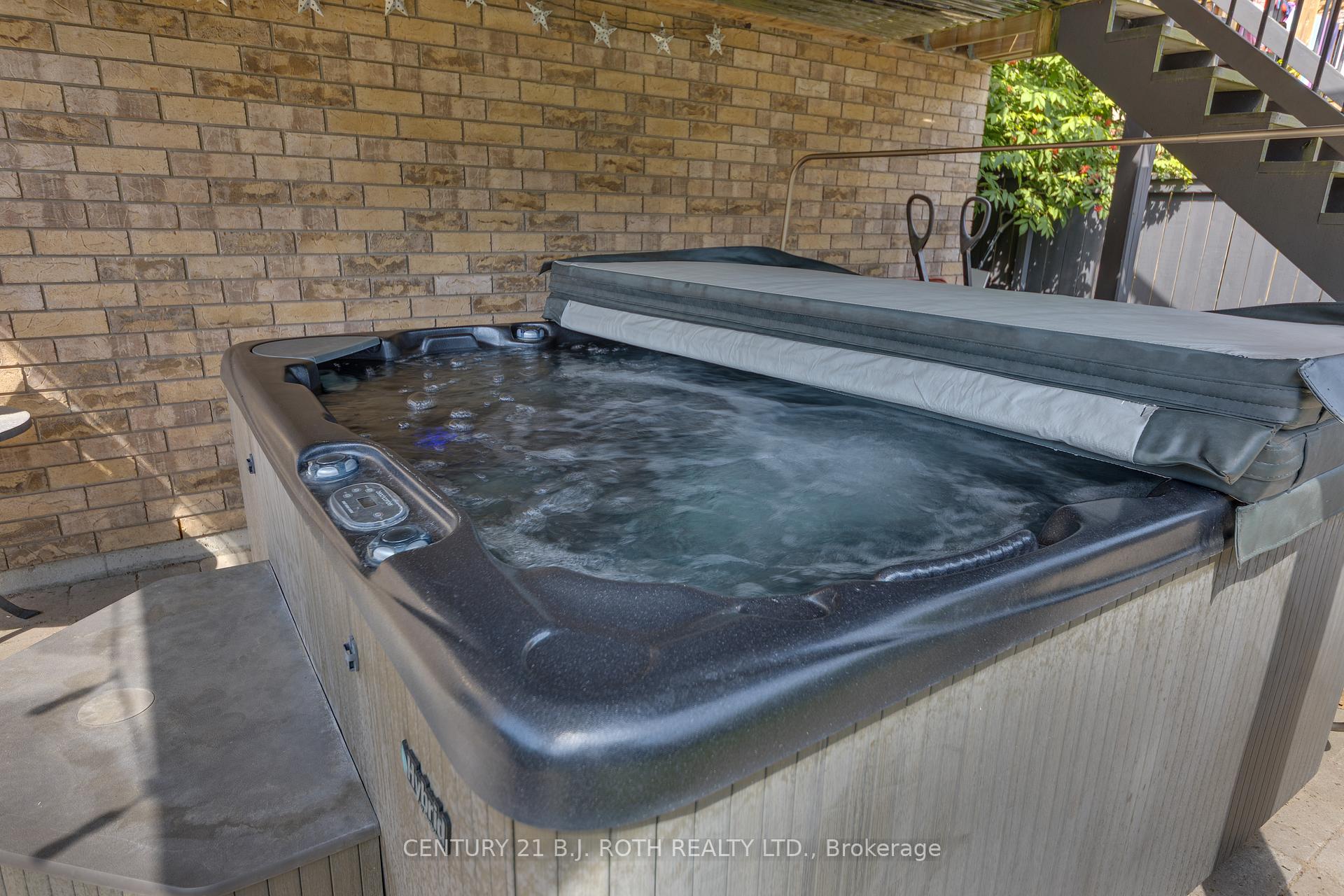 Photo 45 of 143 Crompton Drive, Barrie, Little Lake — HOMEH