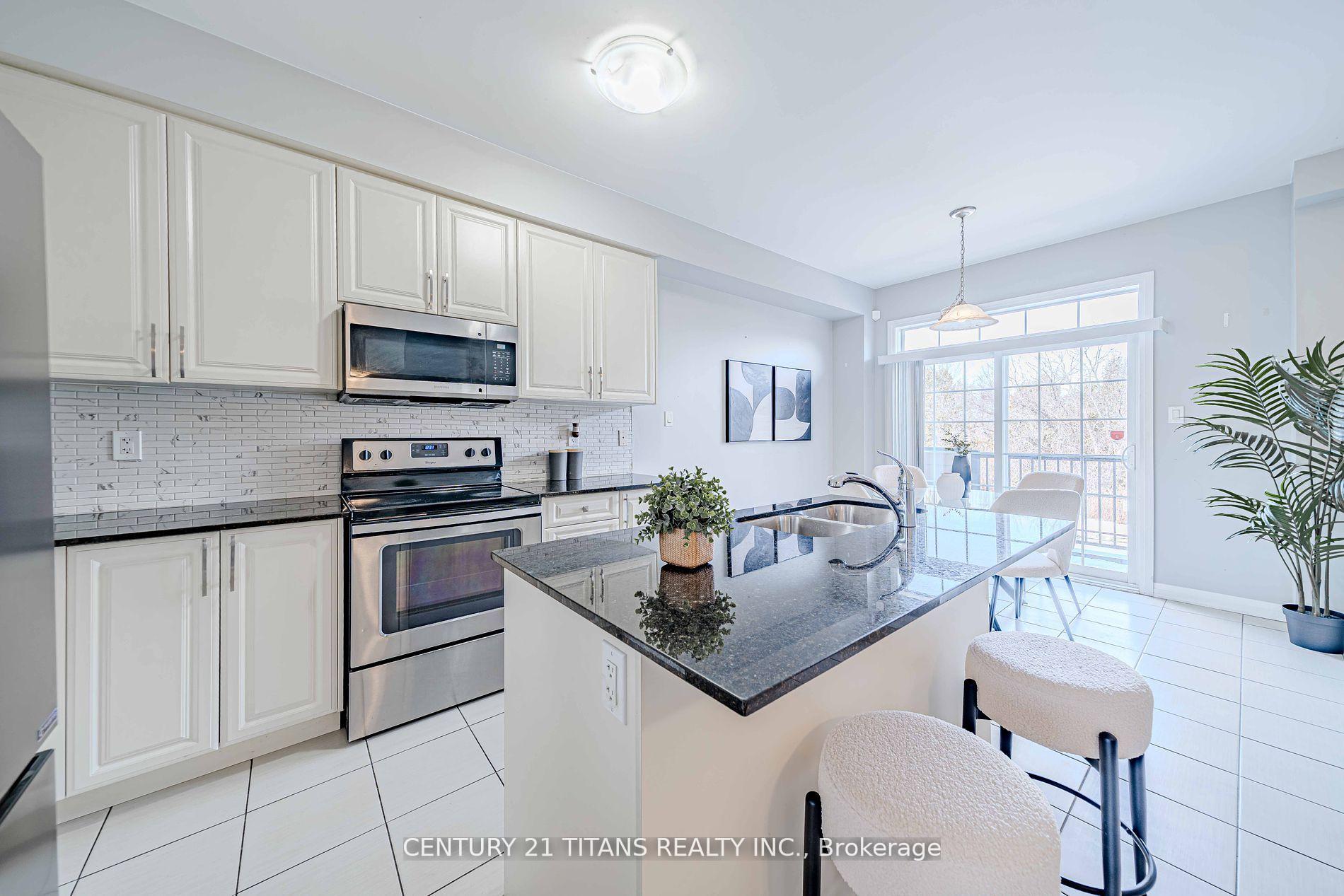 Front of 506 Rossland Road W