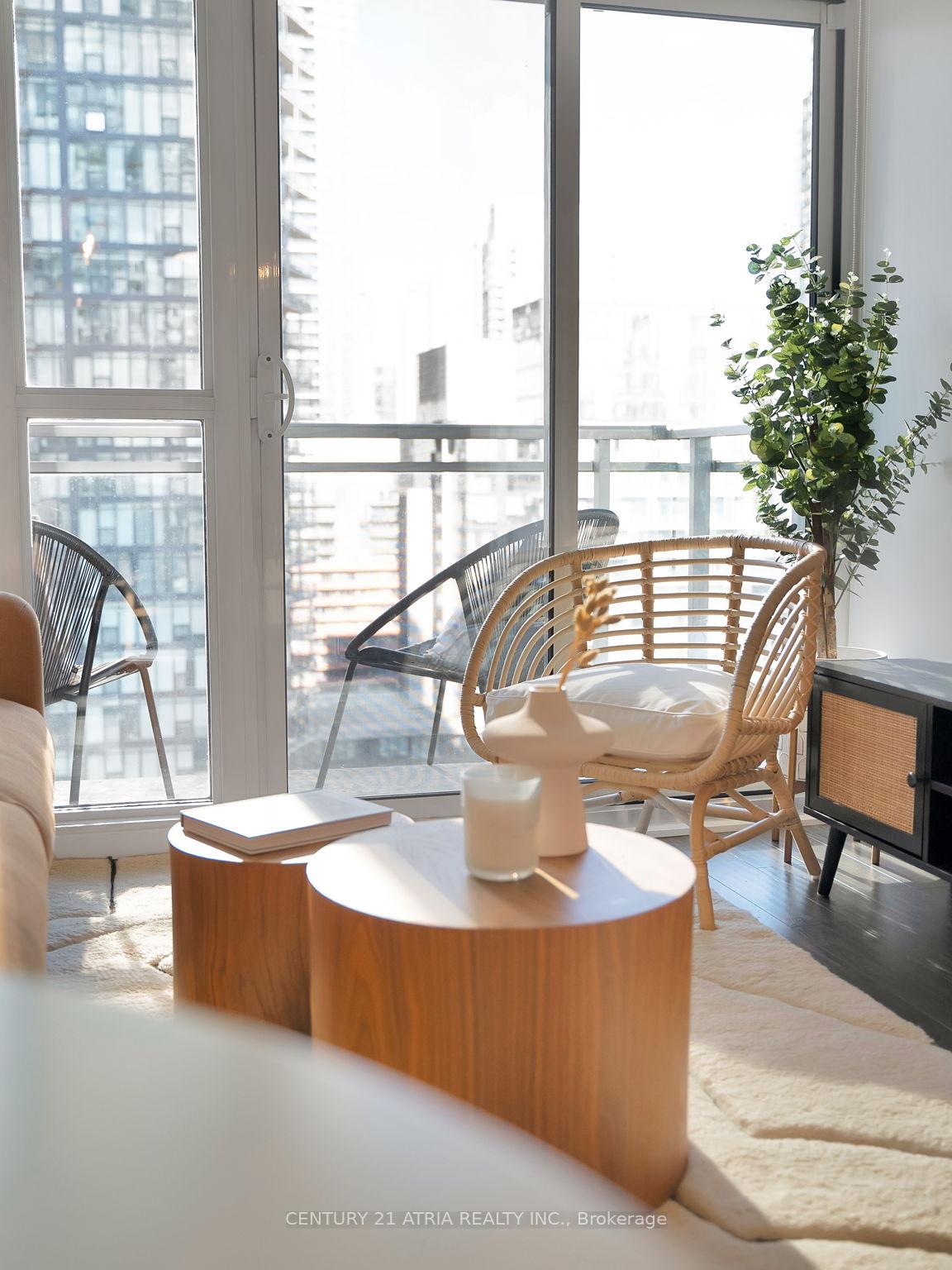 Photo 3 of Unit 2103, 15 Iceboat Terrace, Toronto, Waterfront Communities — HOMEH