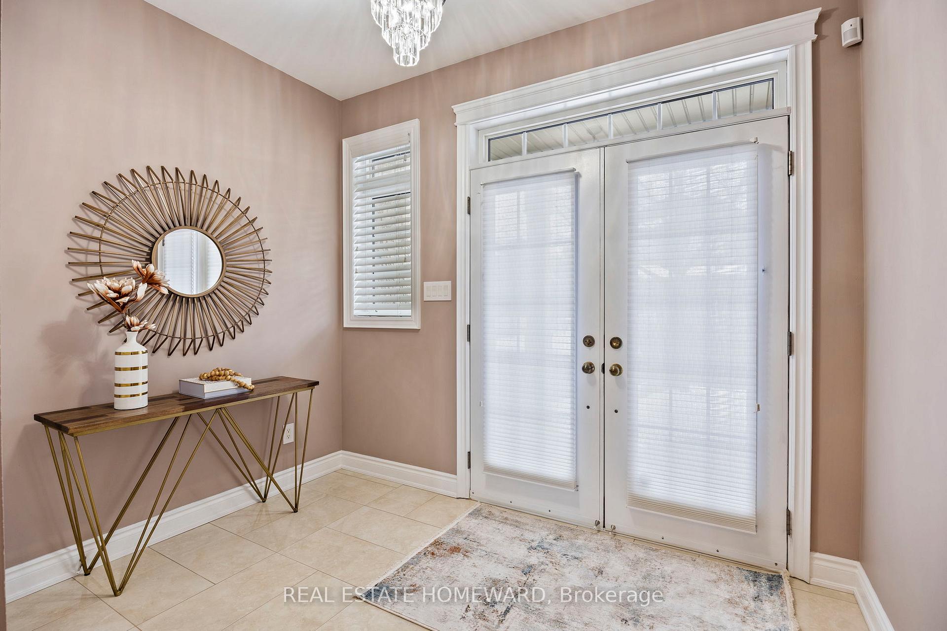 Photo 3 of 79 Stonecliffe Crescent, Aurora, Aurora Estates — HOMEH