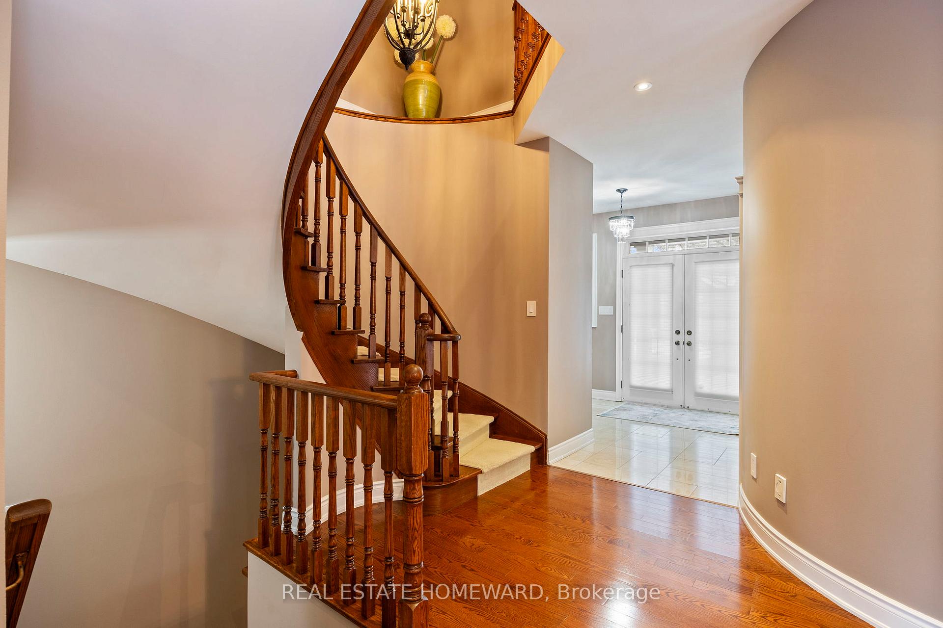 Photo 5 of 79 Stonecliffe Crescent, Aurora, Aurora Estates — HOMEH