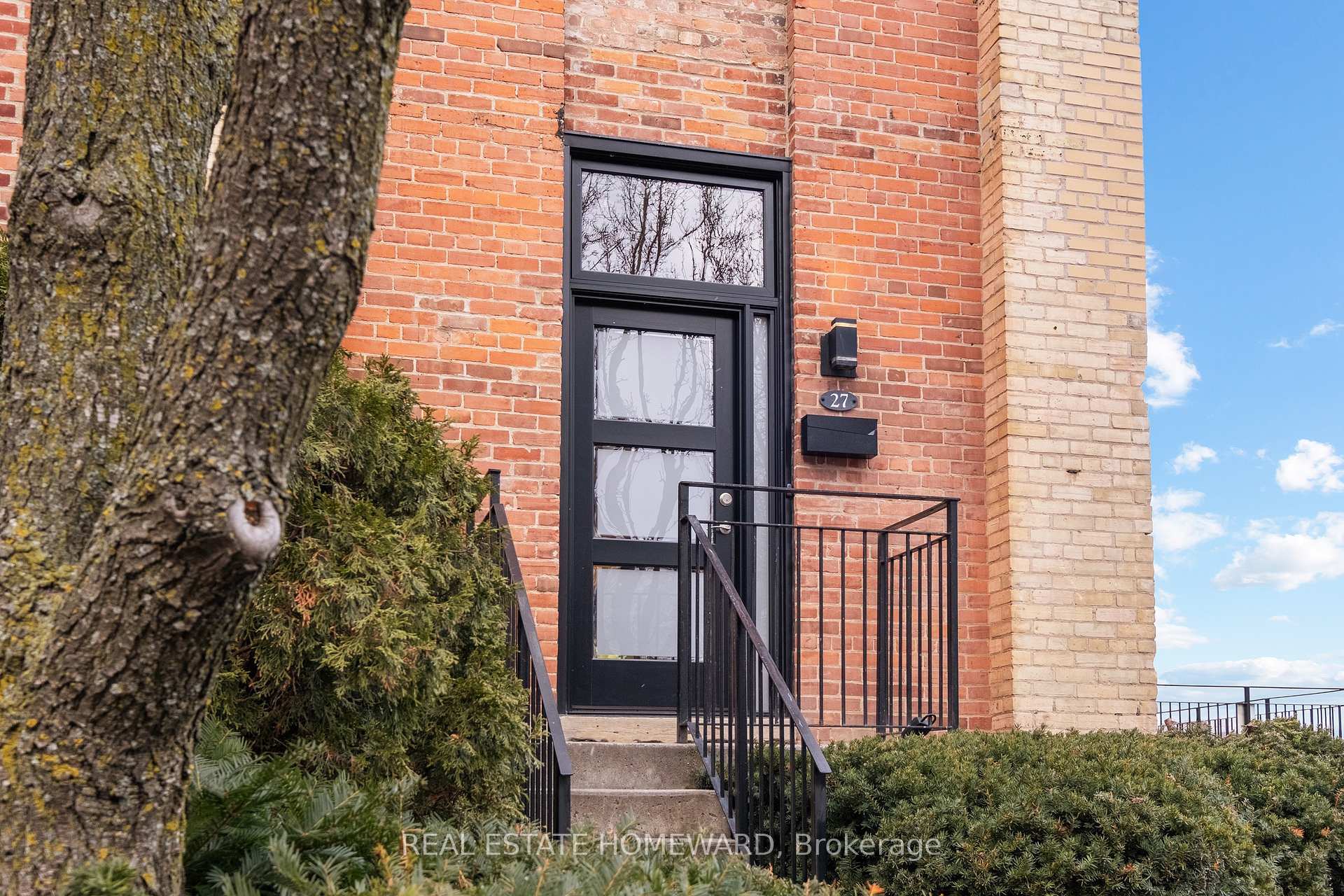 Photo 3 of 27 Old Brewery Lane, Toronto, Regent Park — HOMEH