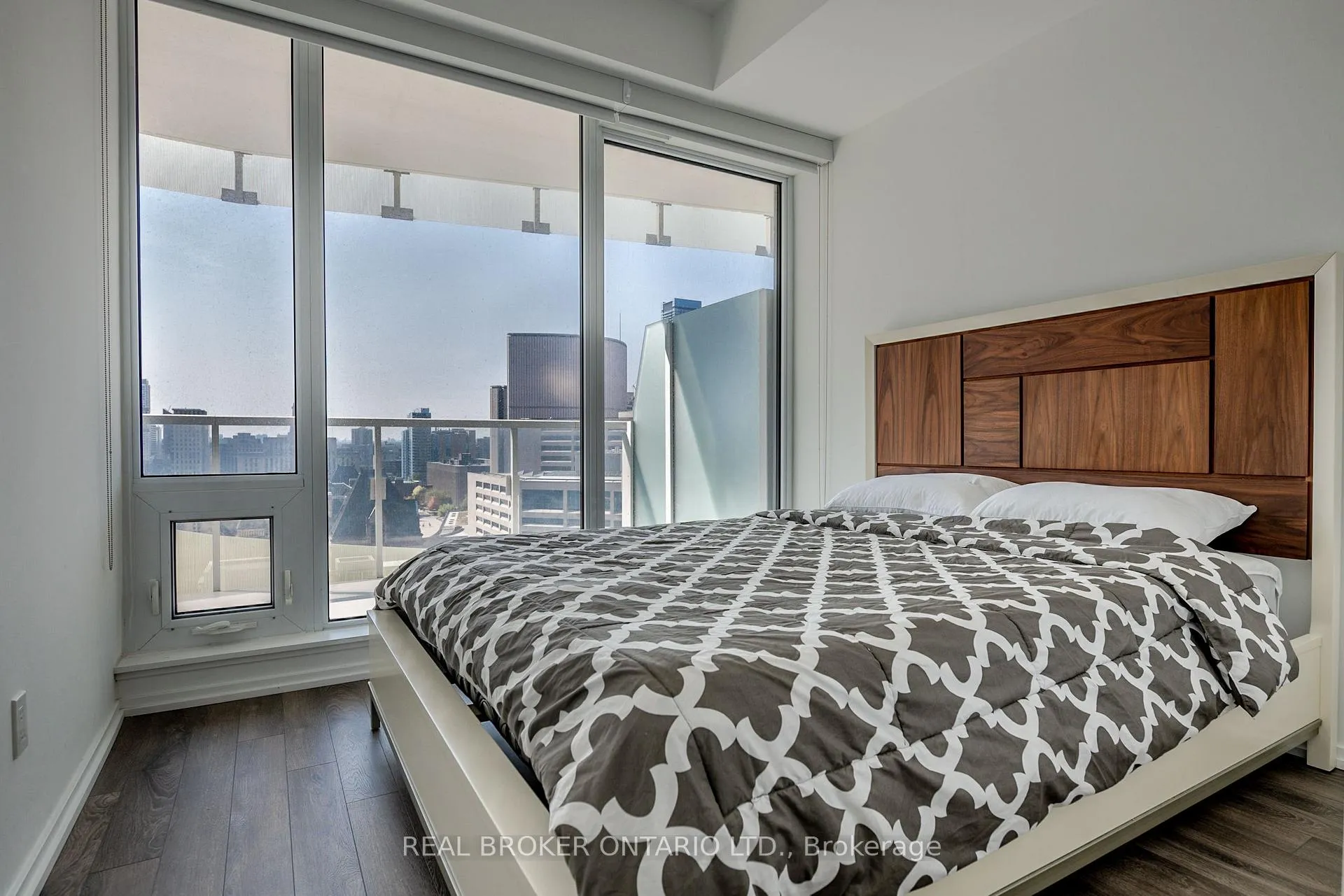 Photo 7 of Unit 1309, 197 Yonge Street, Toronto, Church-Yonge Corridor — HOMEH