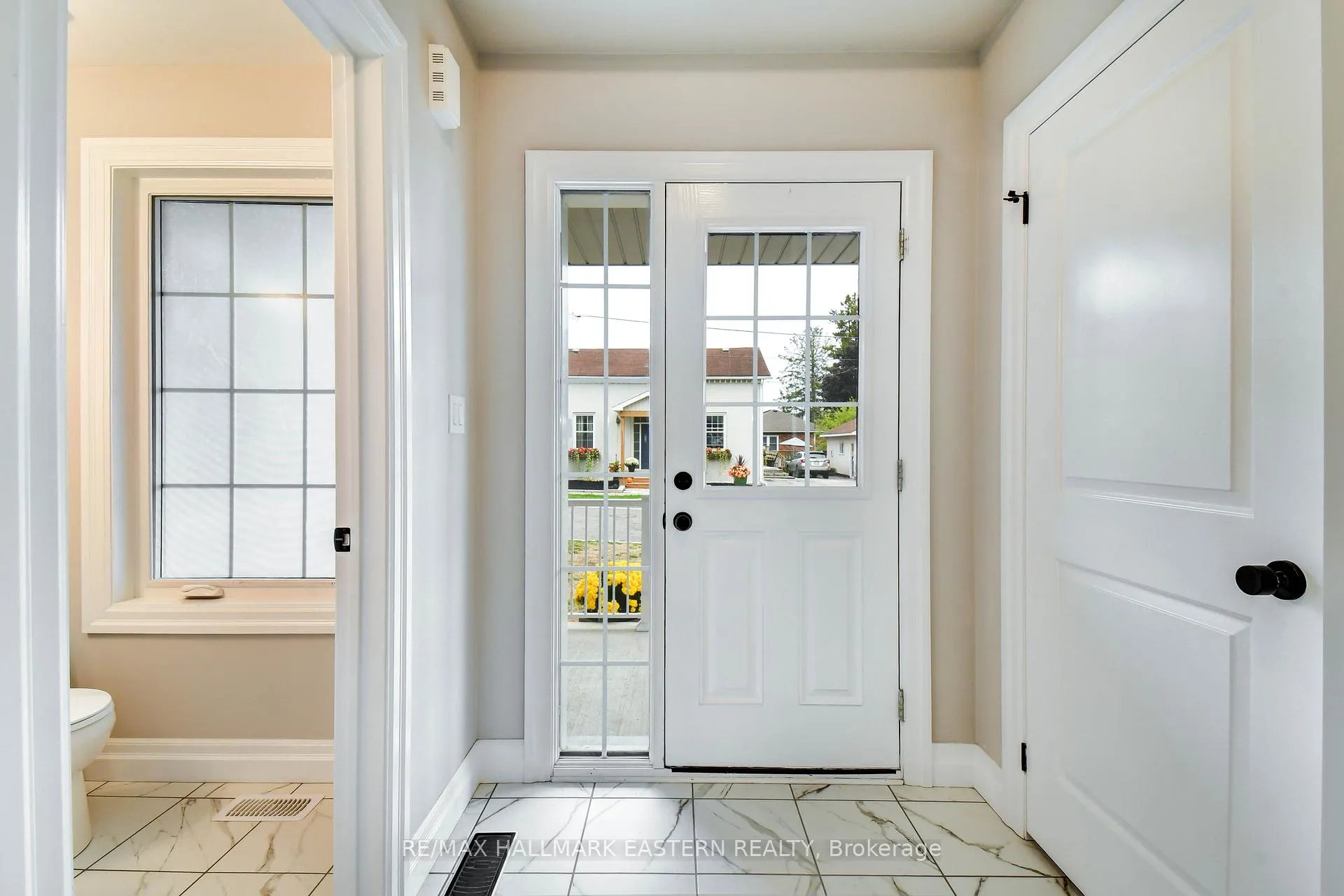 Photo 4 of 18 Durham Street, Clarington, Bowmanville — HOMEH