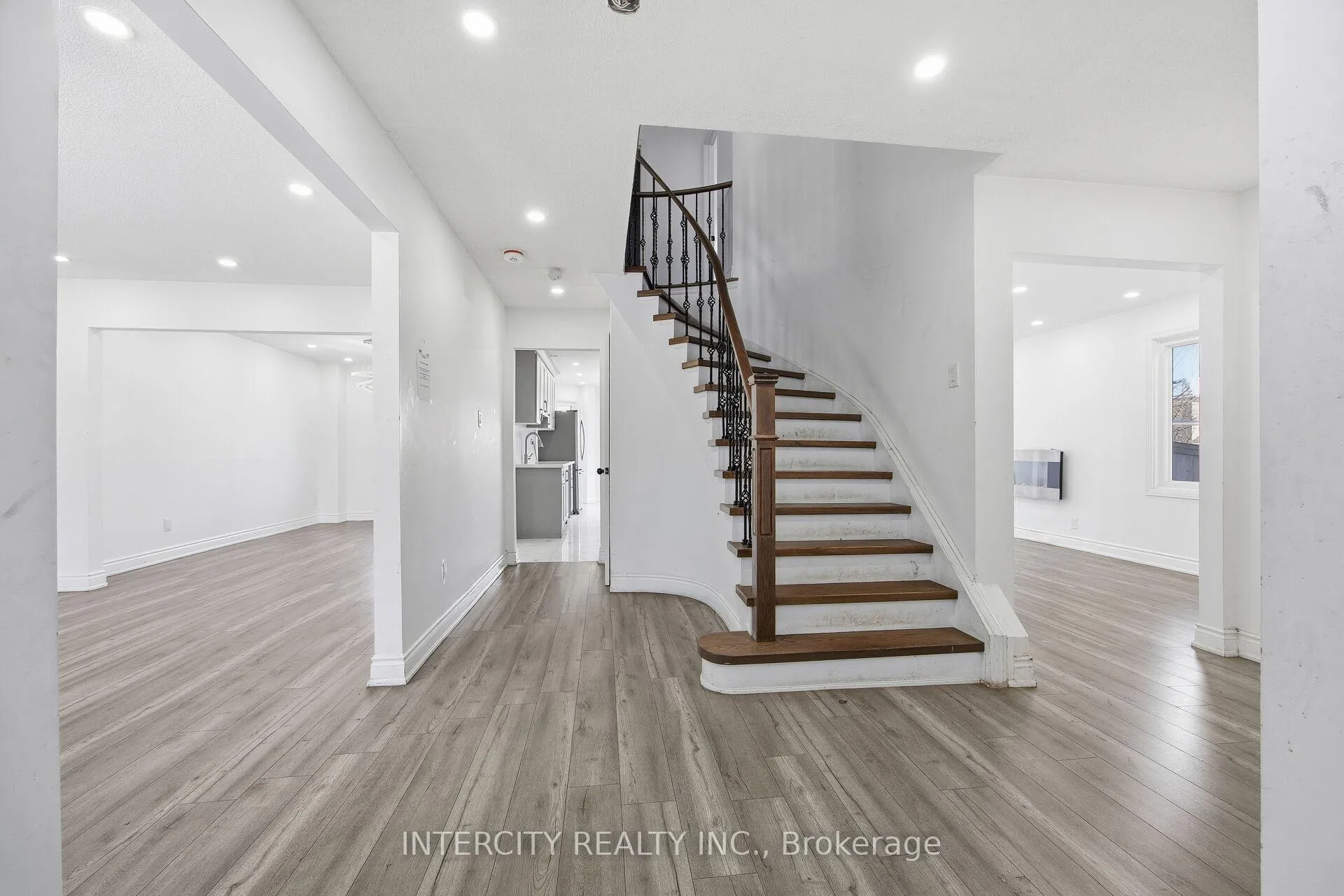 Photo 5 of 45 Merganser Crescent, Brampton, Fletcher's Creek South — HOMEH