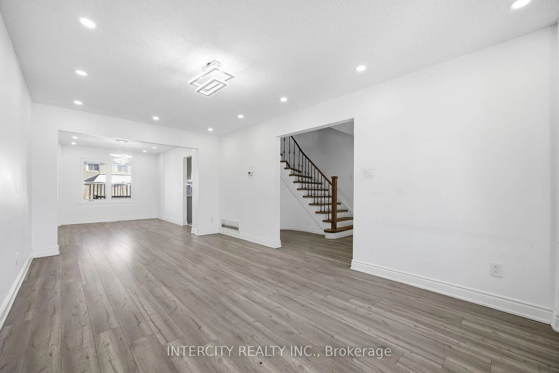 Photo 7 of 45 Merganser Crescent, Brampton, Fletcher's Creek South — HOMEH