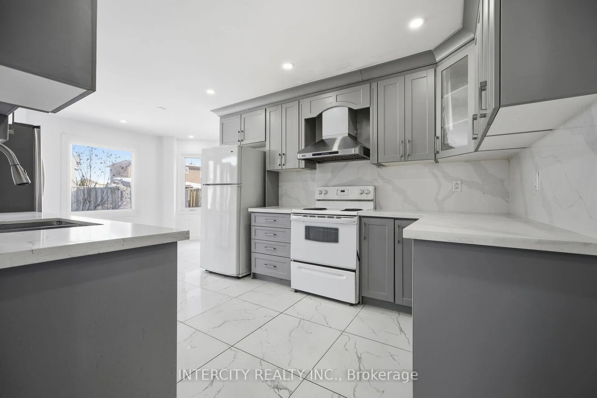 Photo 10 of 45 Merganser Crescent, Brampton, Fletcher's Creek South — HOMEH