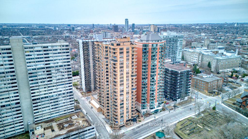 Front of Unit 907, 556 Laurier Avenue W