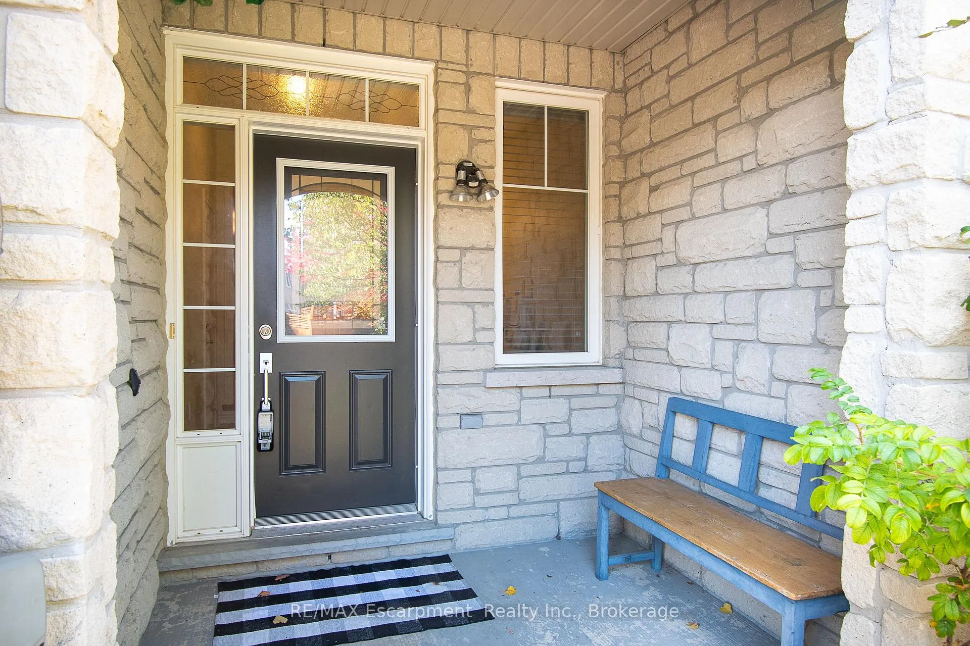 Photo 3 of 10 Cedarcrest Street, Caledon, Rural Caledon — HOMEH