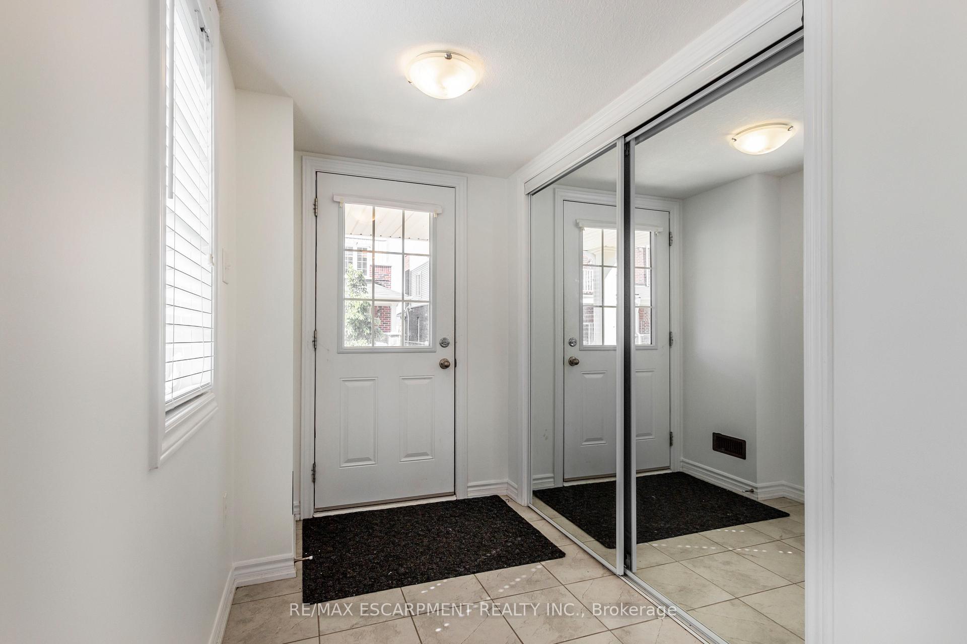 Photo 5 of Unit 27, 88 Decorso Drive, Guelph, Kortright East — HOMEH