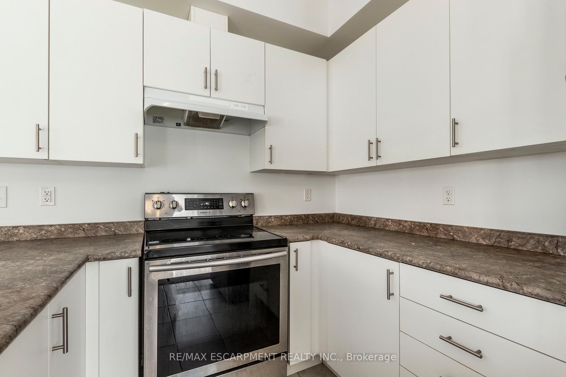 Photo 14 of Unit 27, 88 Decorso Drive, Guelph, Kortright East — HOMEH