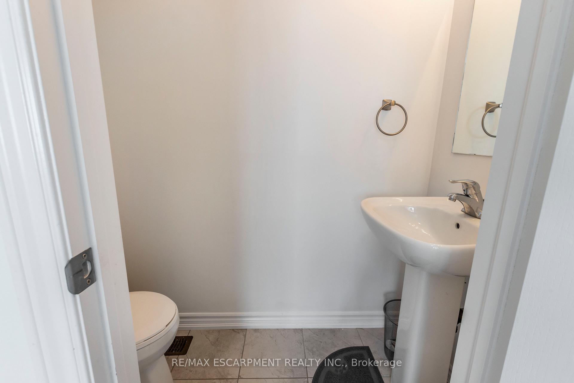 Photo 17 of Unit 27, 88 Decorso Drive, Guelph, Kortright East — HOMEH