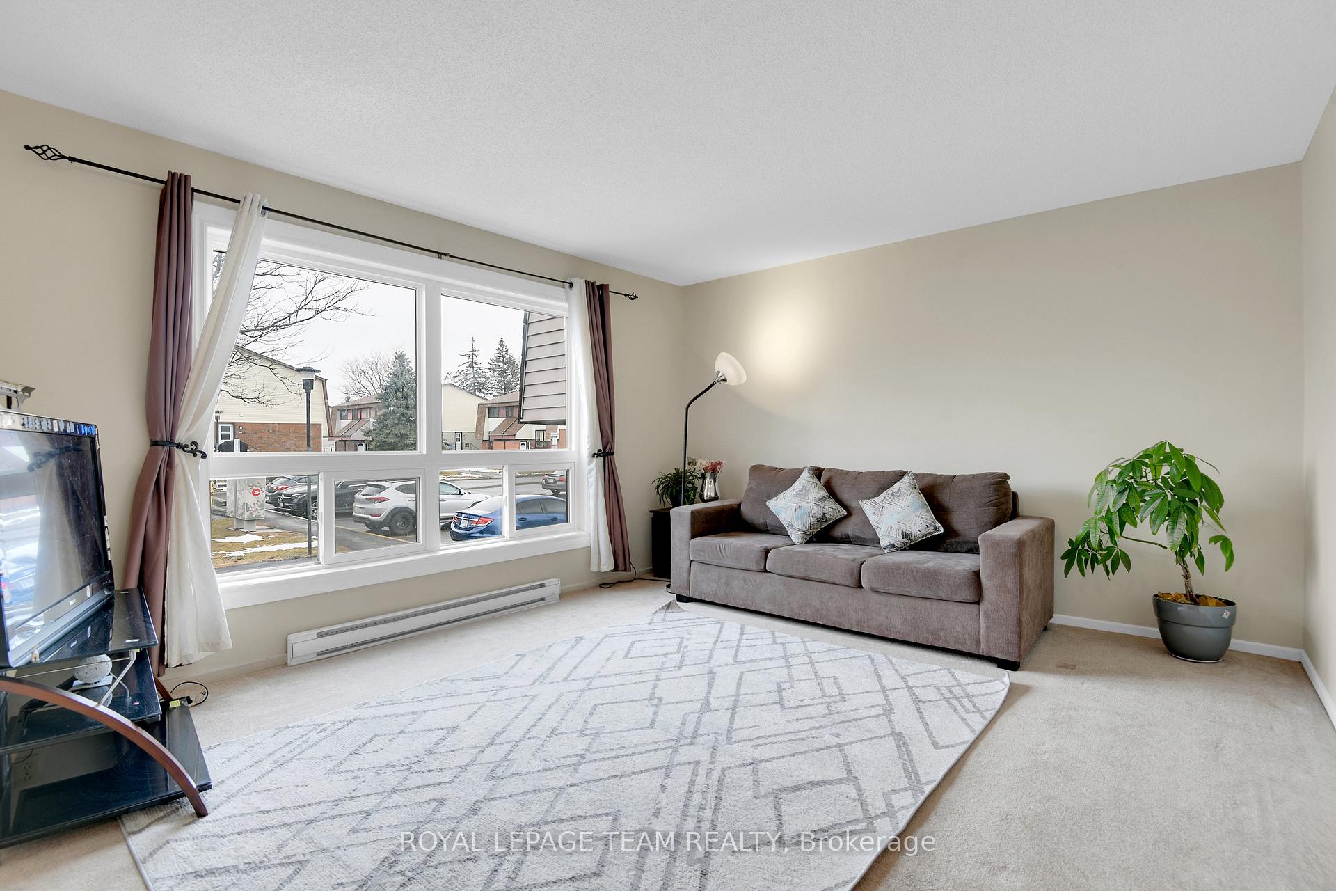 Photo 8 of Unit D, 13 Woodvale, Ottawa, Craig Henry/Woodvale — HOMEH